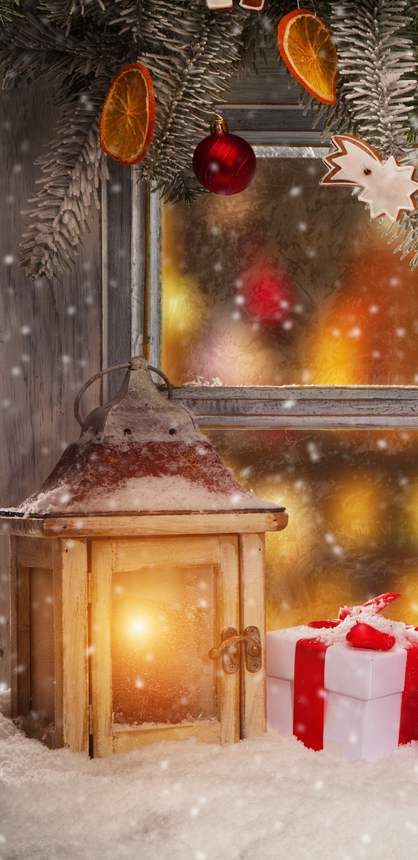Скачать картинку Снег, Рождество, Фонарь, Окно, Рождественские Украшения, Праздничные в телефон бесплатно.