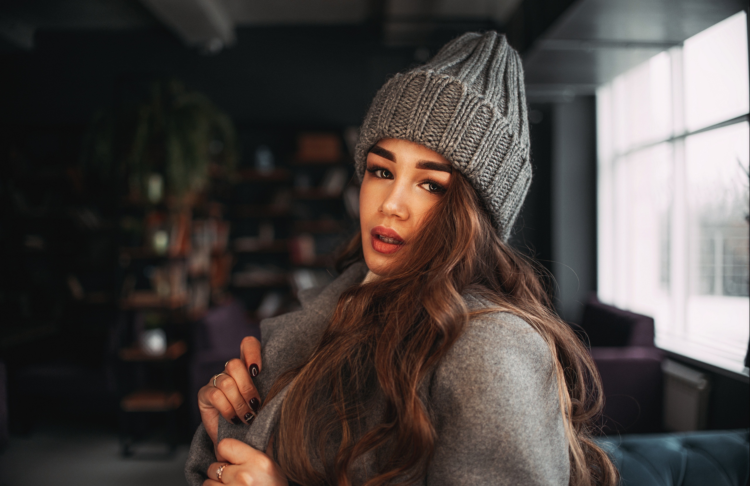 Download mobile wallpaper Hat, Brunette, Model, Women, Brown Eyes, Long Hair, Depth Of Field for free.