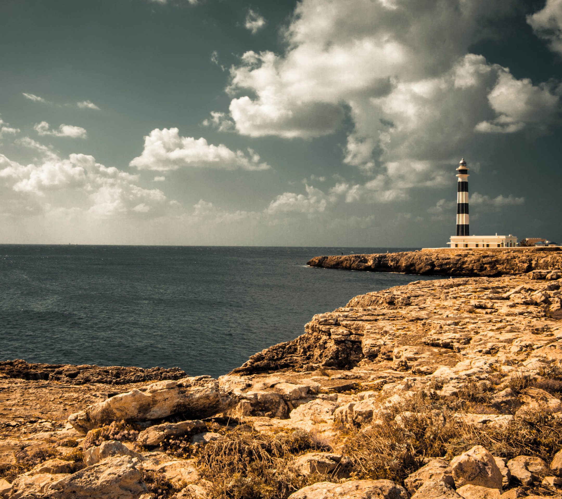 Handy-Wallpaper Gebäude, Horizont, Küste, Ozean, Leuchtturm, Menschengemacht kostenlos herunterladen.