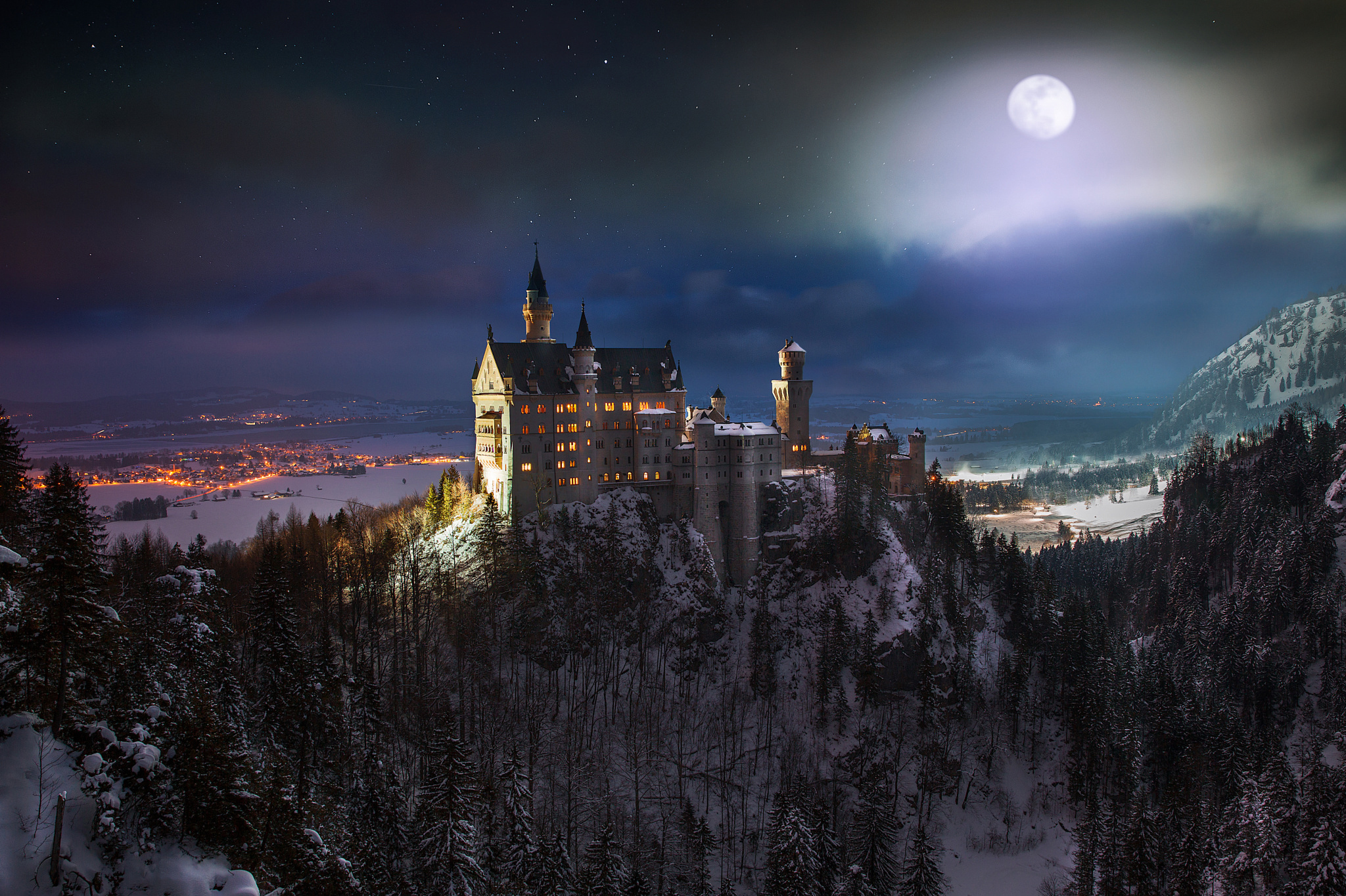 Baixe gratuitamente a imagem Noite, Lua, Castelos, Floresta, Alemanha, Castelo, Castelo De Neuschwanstein, Feito Pelo Homem na área de trabalho do seu PC