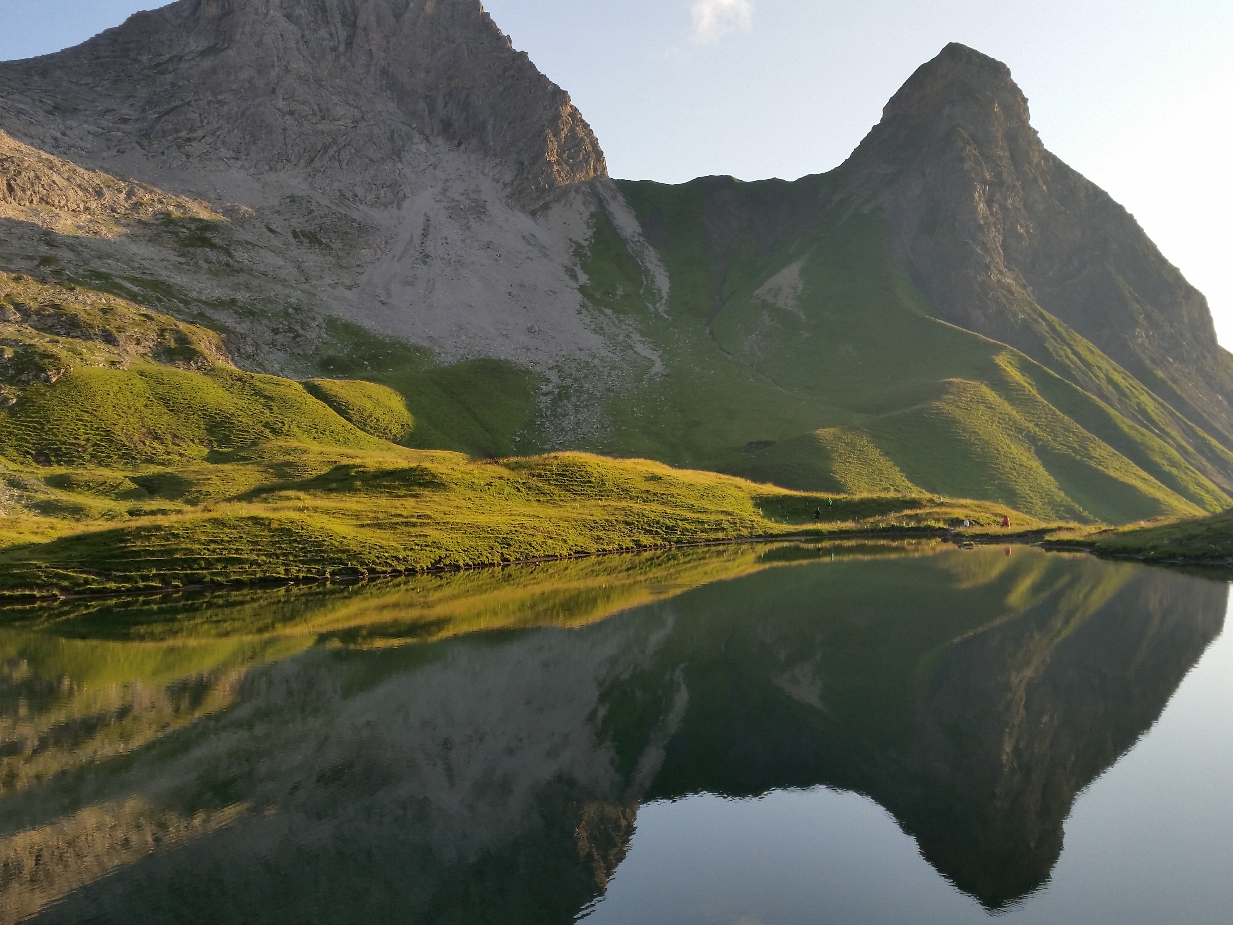 無料モバイル壁紙自然, 草, 山脈, 湖, 反射をダウンロードします。