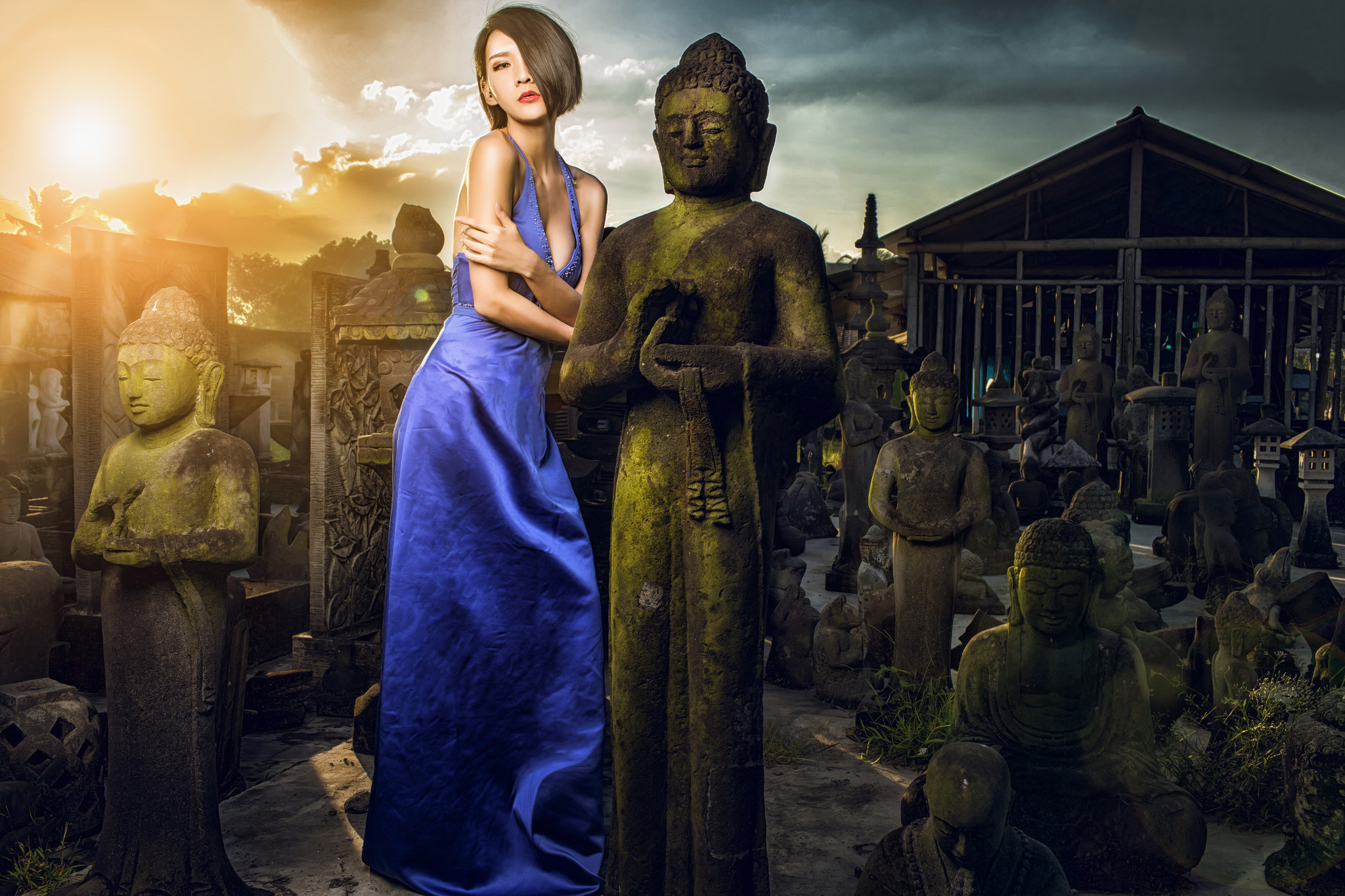 Handy-Wallpaper Buddha, Statue, Brünette, Modell, Frauen, Asiatinnen, Blaues Kleid kostenlos herunterladen.