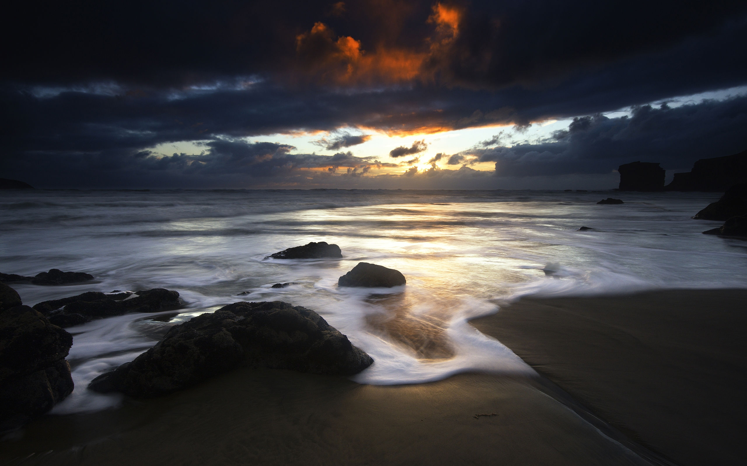 Скачать картинку Закат Солнца, Пляж, Вода, Земля/природа в телефон бесплатно.