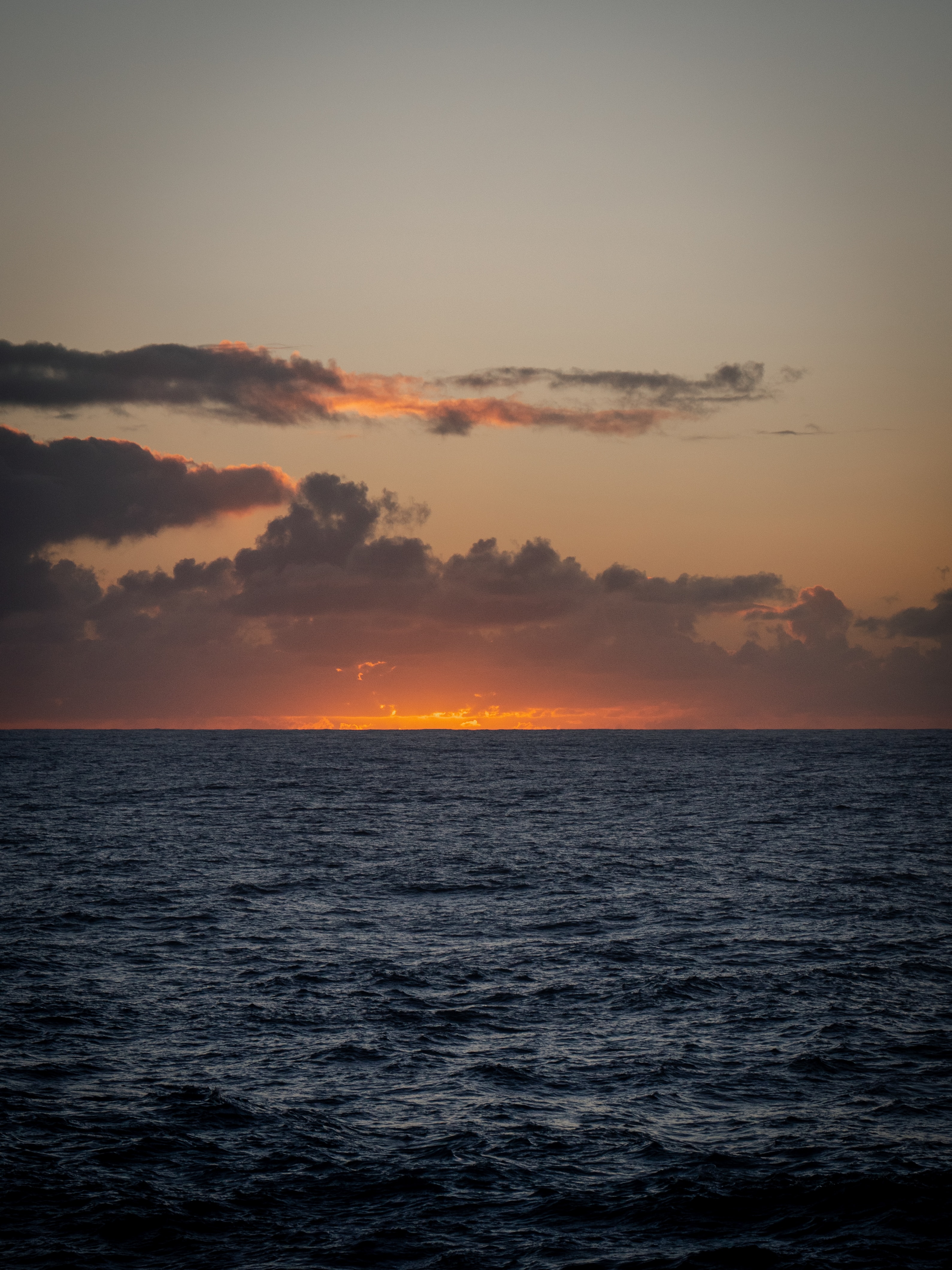 Handy-Wallpaper Clouds, Natur, Sunset, Horizont, Waves, Sea kostenlos herunterladen.