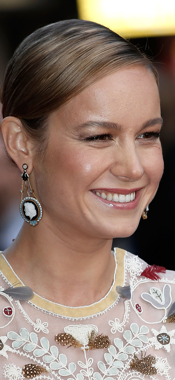 Baixar papel de parede para celular de Sorriso, Morena, Brincos, Americano, Celebridade, Cabelo Castanho, Atriz, Brie Larson gratuito.