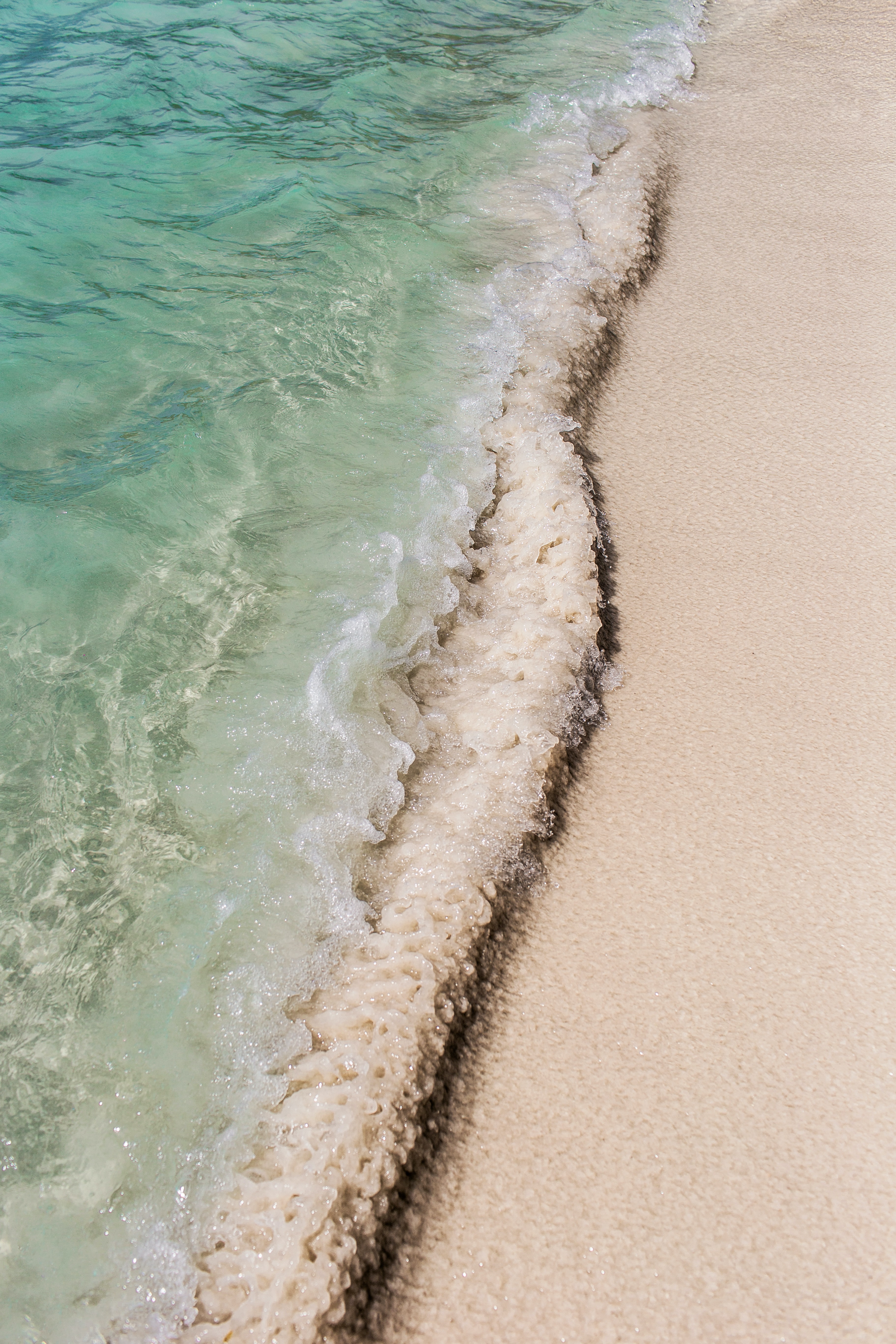 Скачать картинку Песок, Волна, Природа, Вода, Пляж, Море в телефон бесплатно.