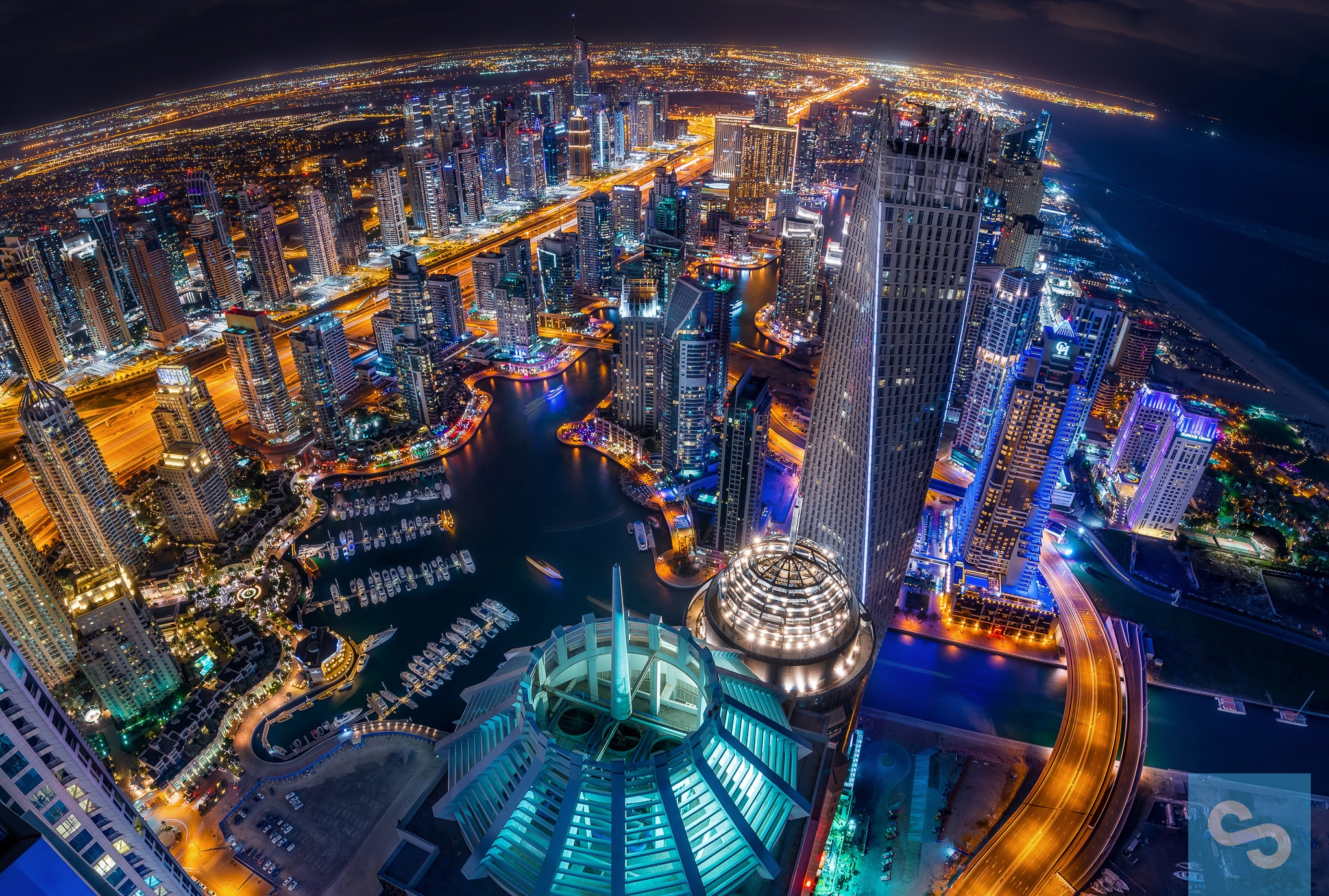 Скачать картинку Города, Ночь, Город, Свет, Дубай, Городской Пейзаж, Антенна, Небоскрёб, Сделано Человеком в телефон бесплатно.