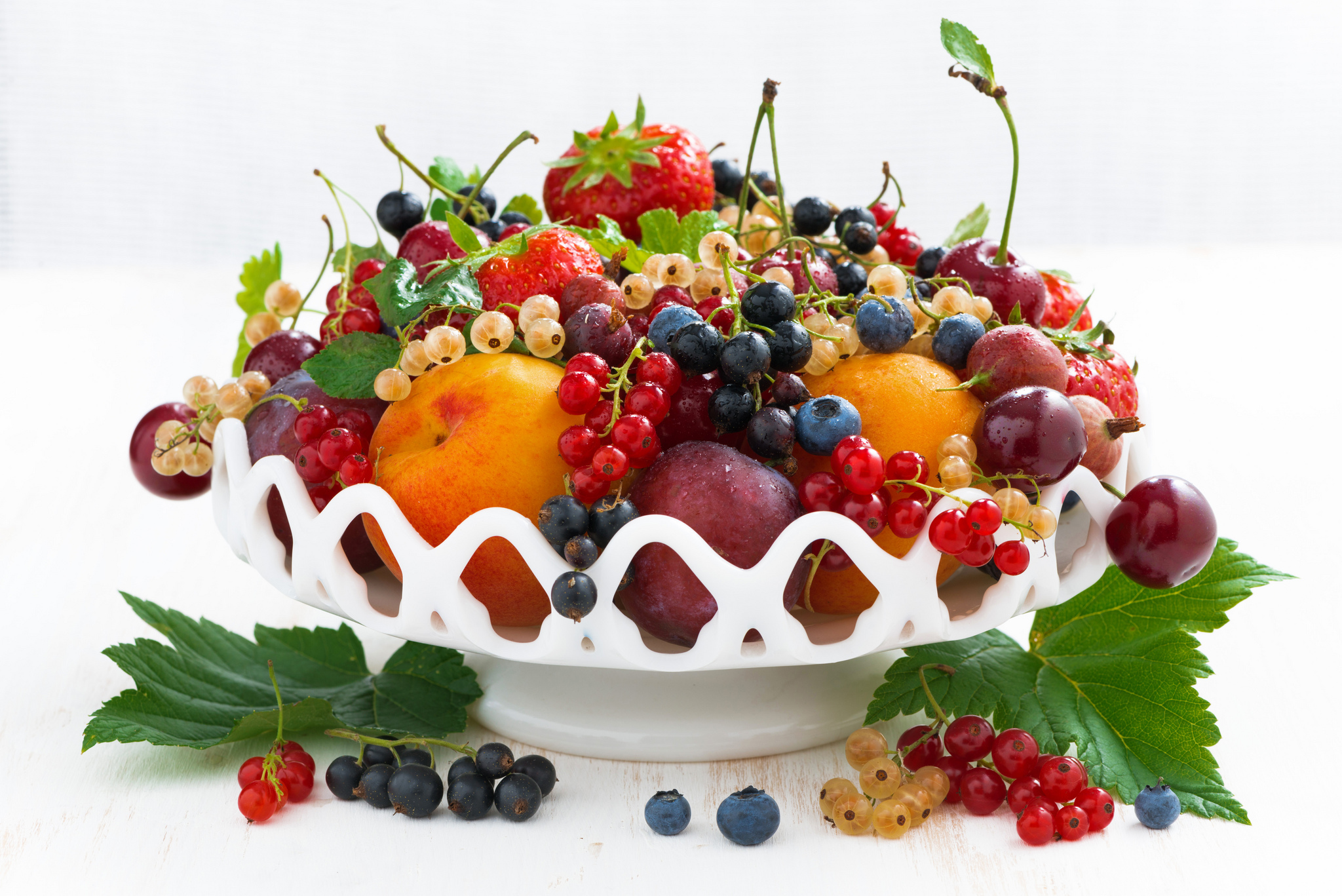 401174 Hintergrundbild herunterladen nahrungsmittel, frucht, heidelbeere, johannisbeeren, pfirsich, erdbeere, früchte - Bildschirmschoner und Bilder kostenlos