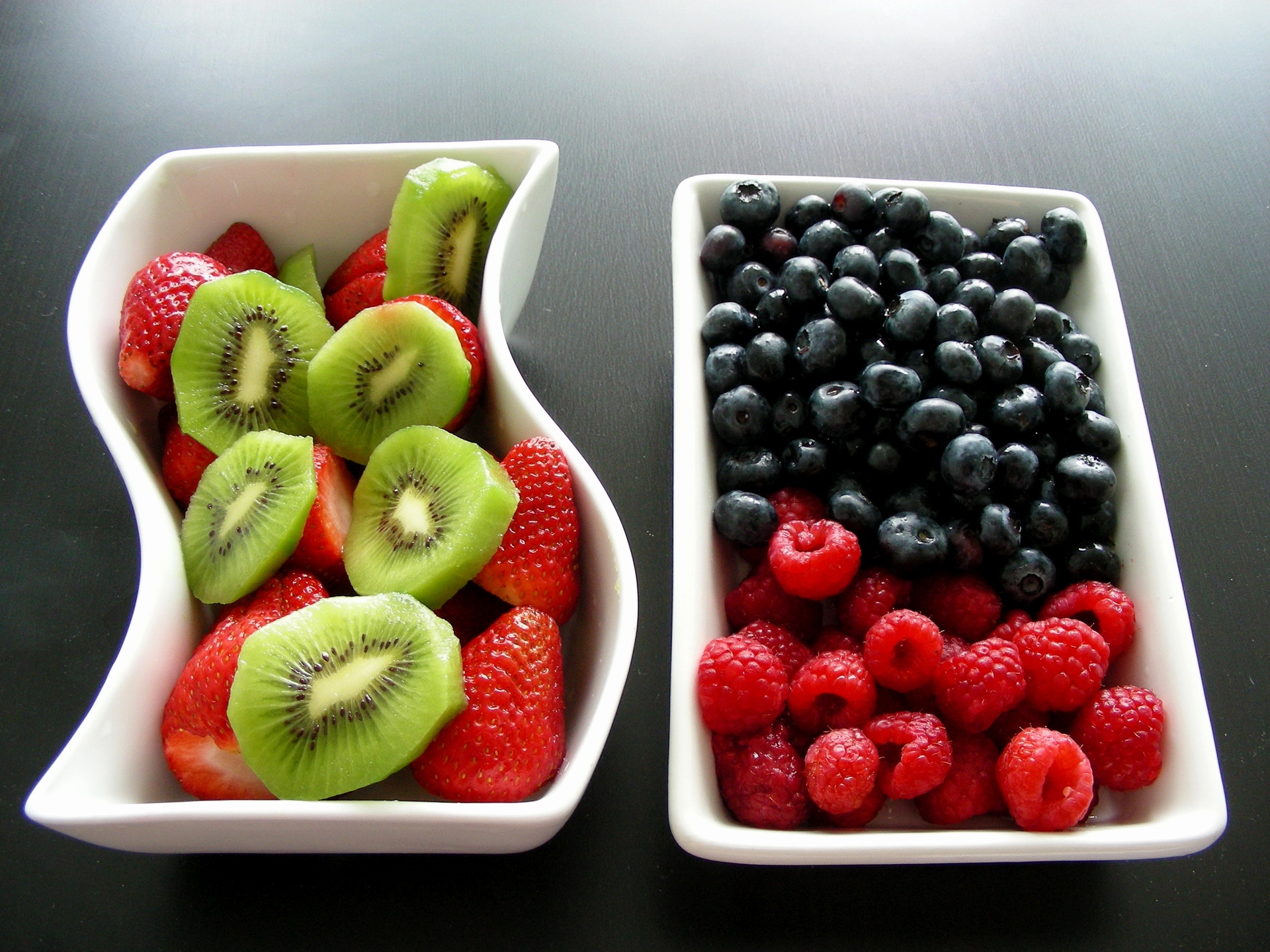 Laden Sie das Lebensmittel, Erdbeere, Kiwi, Himbeere, Berries-Bild kostenlos auf Ihren PC-Desktop herunter