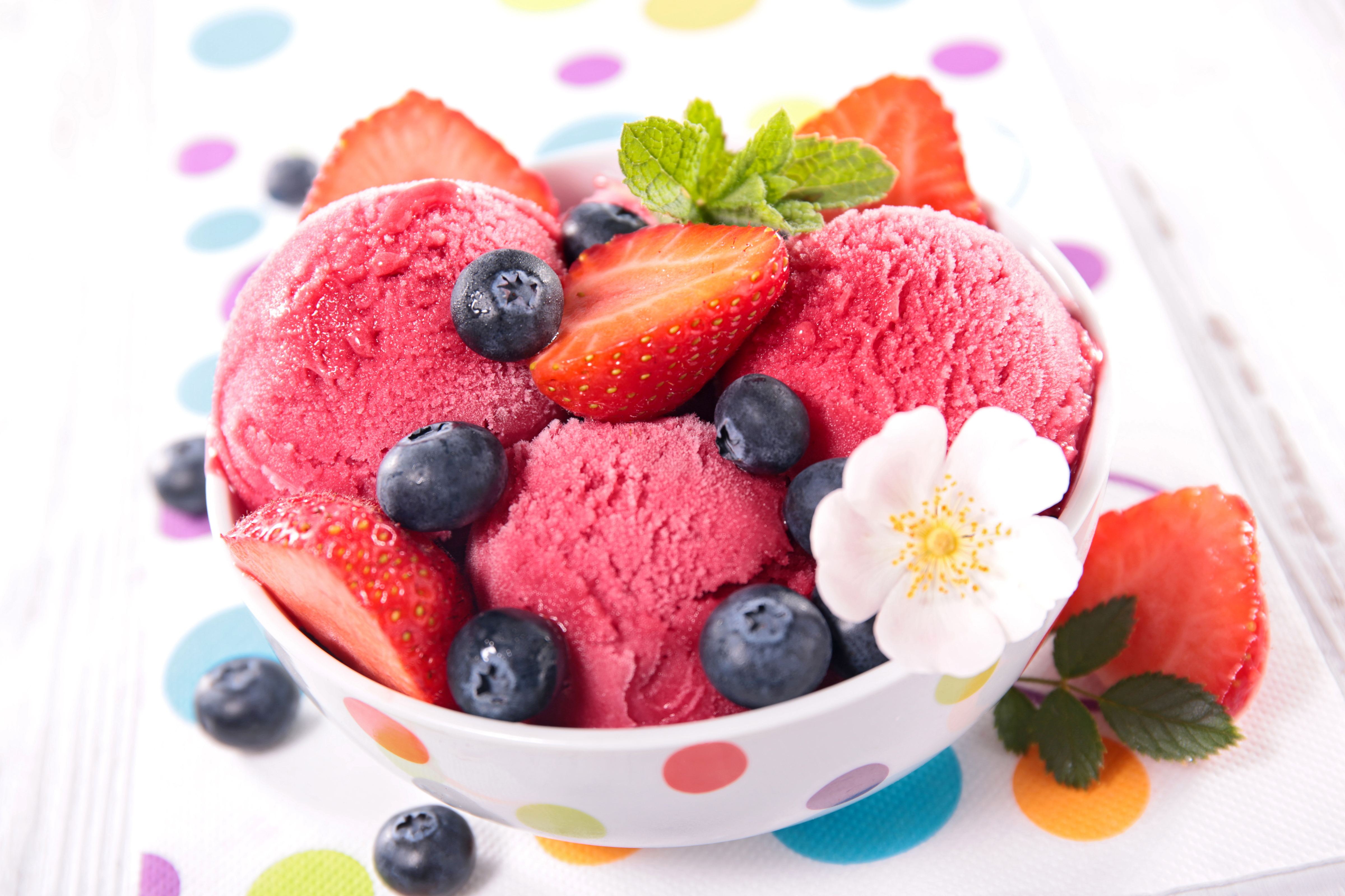 Handy-Wallpaper Erdbeere, Frucht, Süßigkeiten, Eiscreme, Heidelbeere, Nahrungsmittel kostenlos herunterladen.