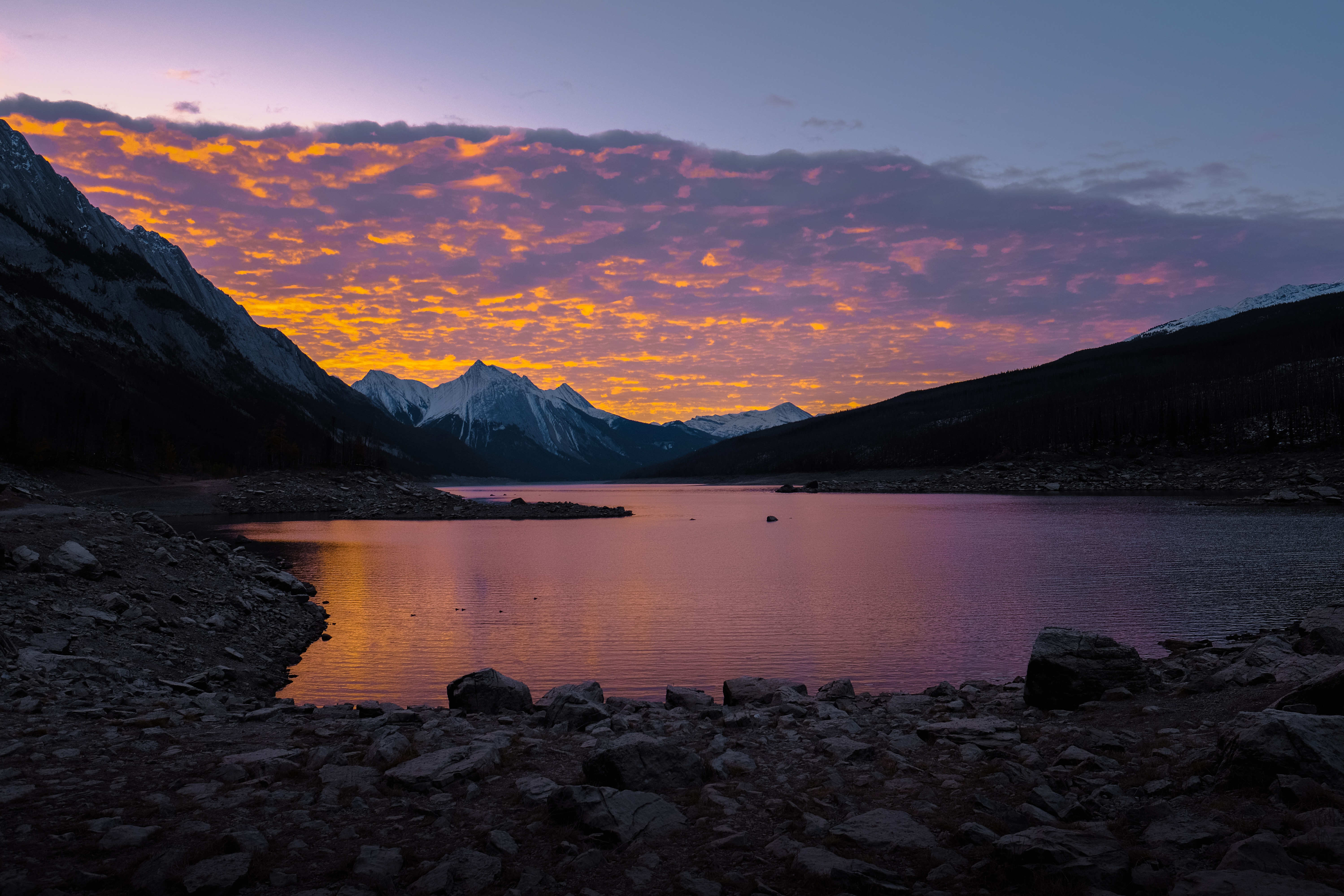 PCデスクトップに自然, 湖, 雲, 日没, 山脈, ストーンズ画像を無料でダウンロード