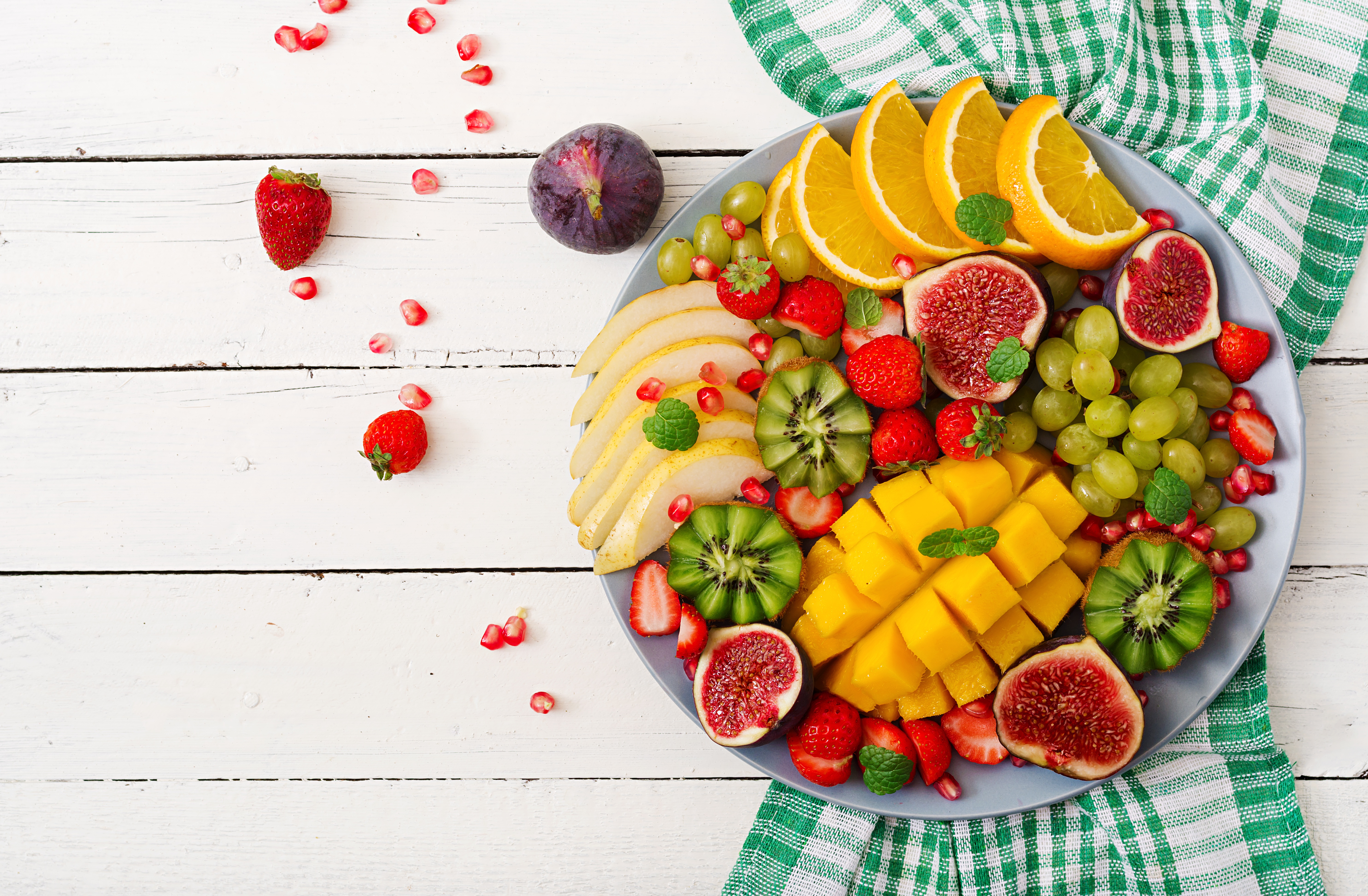 436887 Bild herunterladen nahrungsmittel, frucht, feige, früchte, kiwi, mango, stillleben, erdbeere - Hintergrundbilder und Bildschirmschoner kostenlos