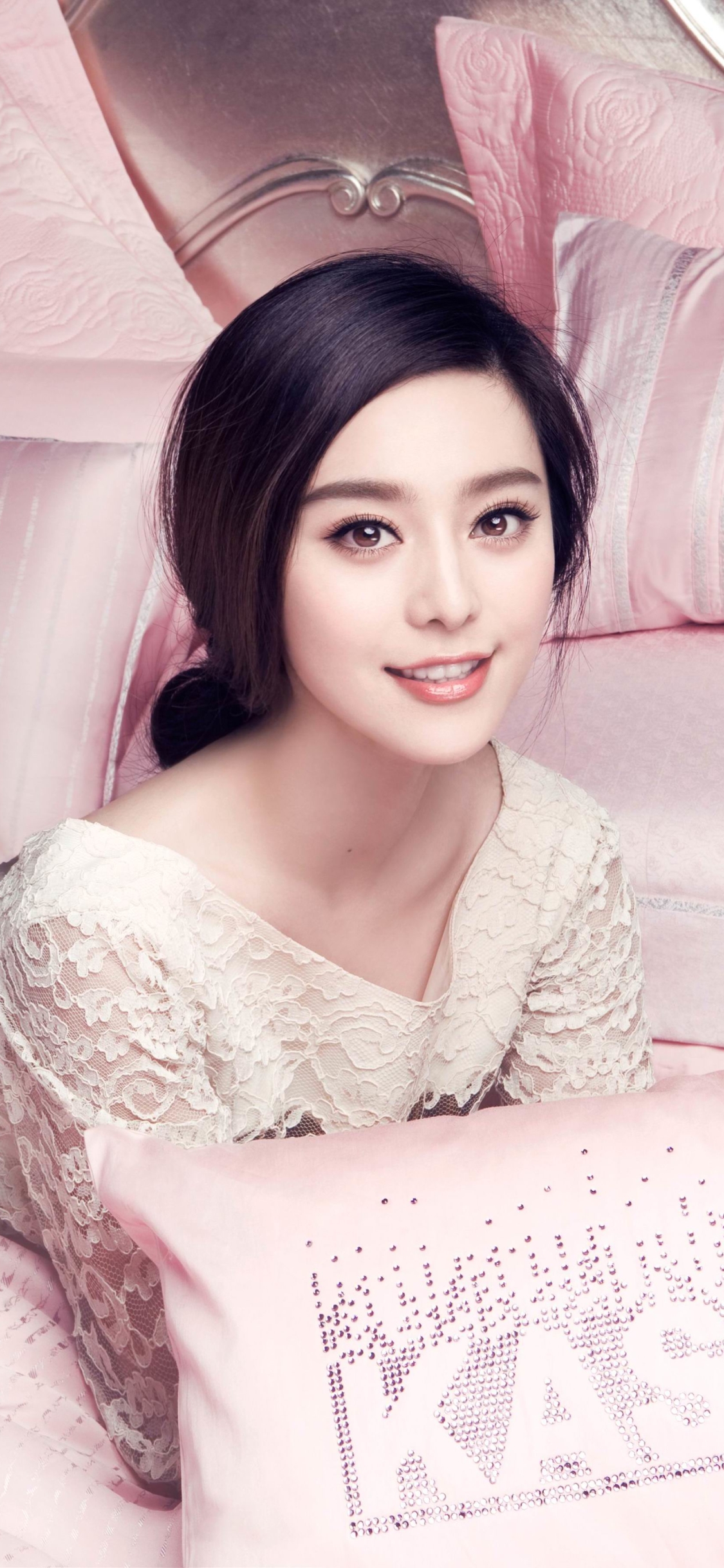 Download mobile wallpaper Smile, Pillow, Chinese, Oriental, Celebrity, Asian, Actress, Fan Bingbing for free.