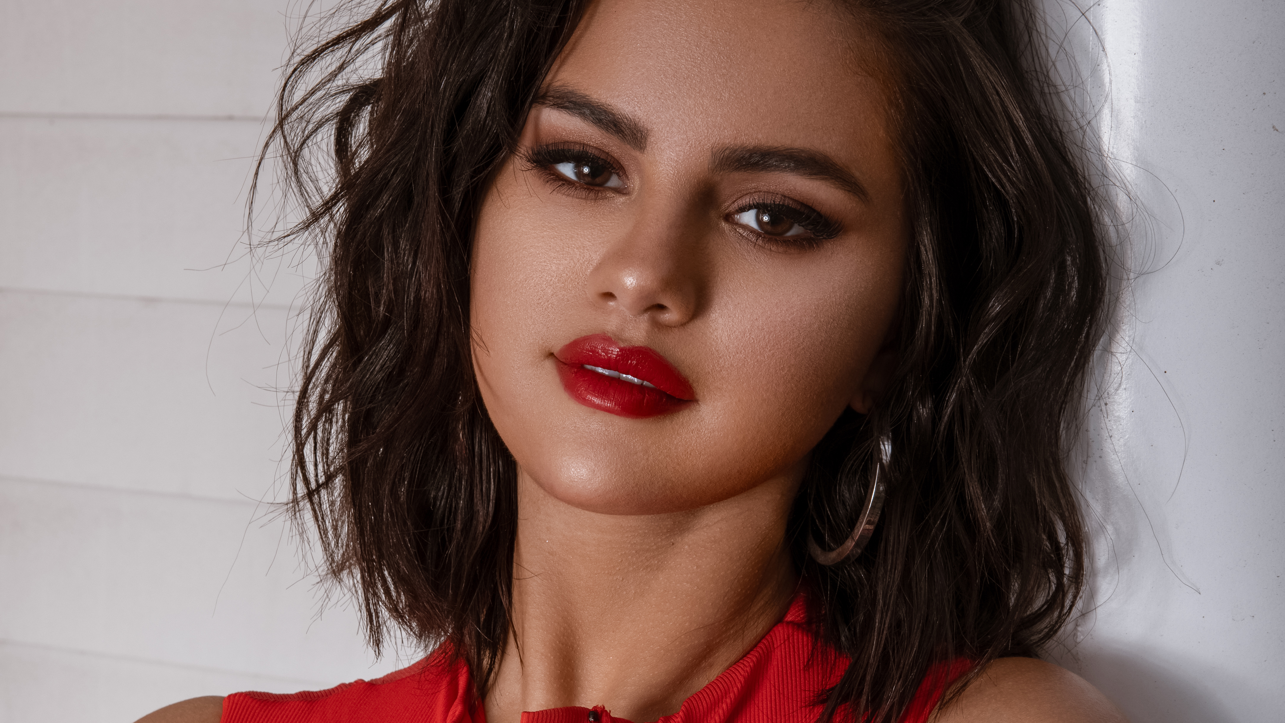 Free download wallpaper Music, Selena Gomez, Singer, Face, Brunette, American, Brown Eyes, Black Hair, Short Hair, Lipstick, Stare on your PC desktop