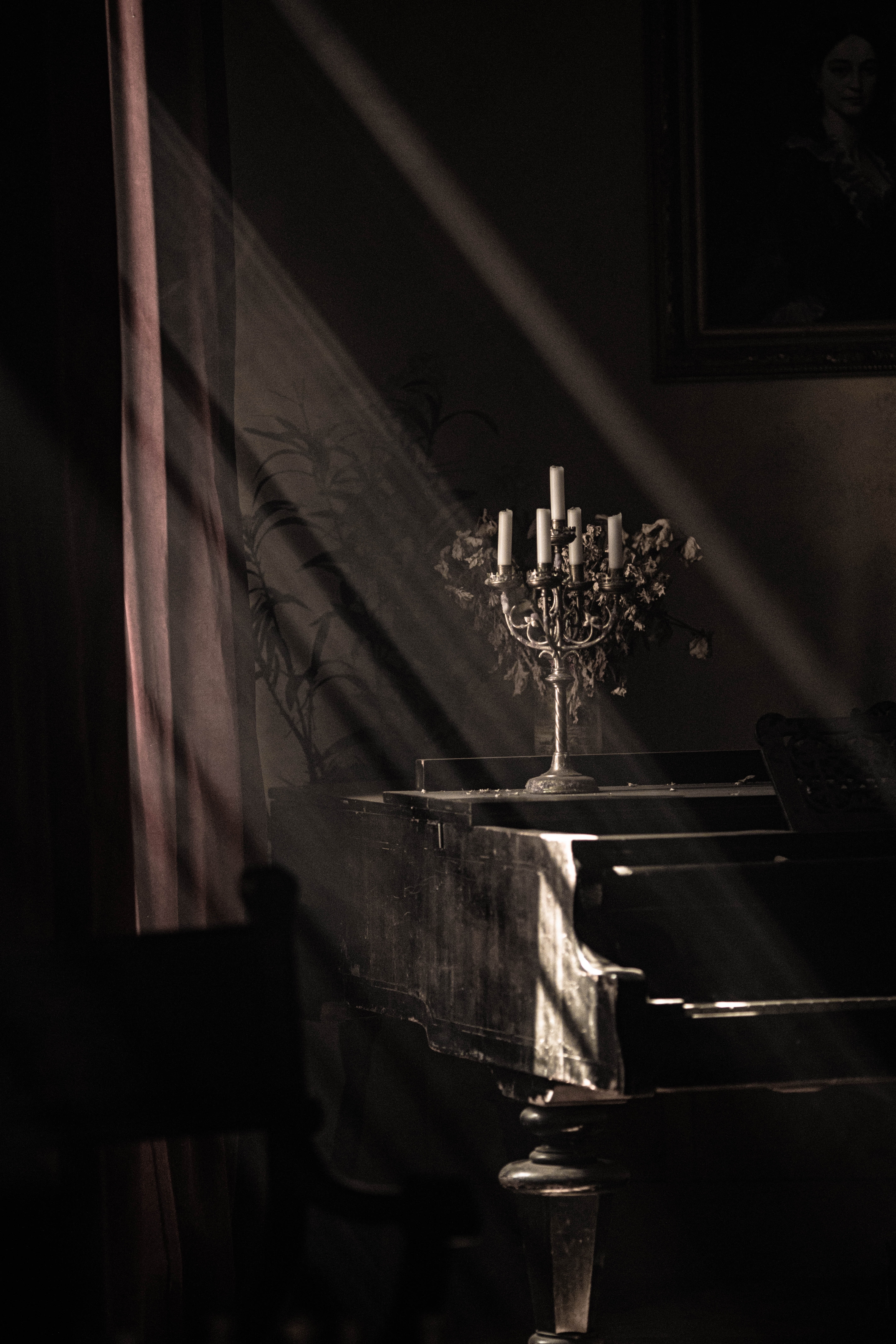 149901 скачать обои пианино, свечи, темные, свет, лучи - заставки и картинки бесплатно