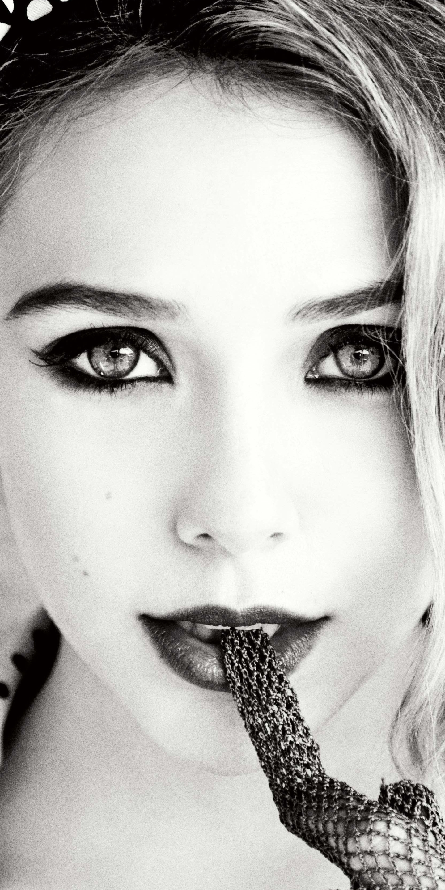 Download mobile wallpaper Celebrity, Black & White, Elizabeth Olsen for free.