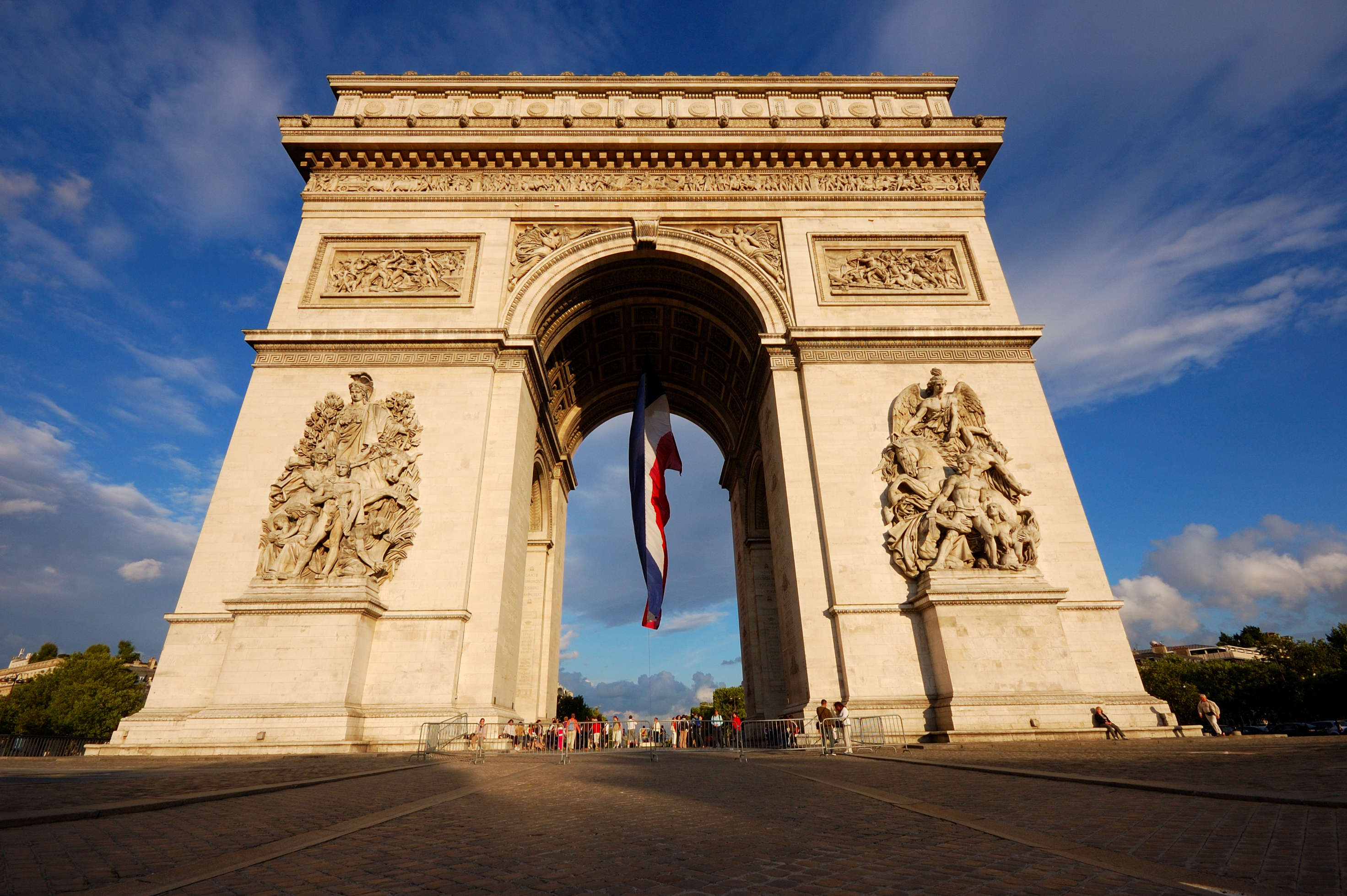 376861 скачать обои флаг франции, сделано человеком, триумфальная арка, франция, памятник, париж, памятники - заставки и картинки бесплатно
