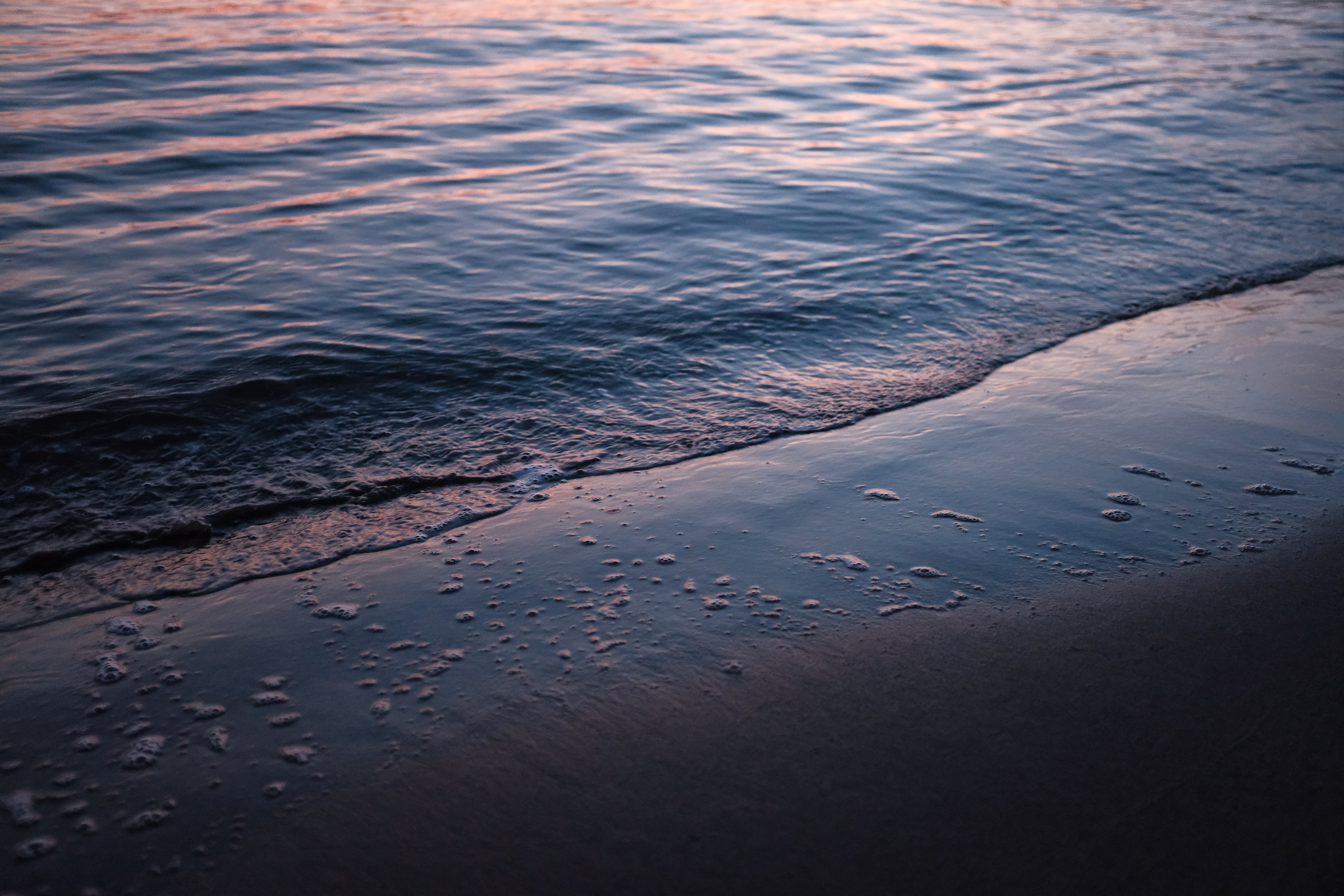 Скачать картинку Природа, Прибой, Волна, Песок, Пляж, Вода в телефон бесплатно.