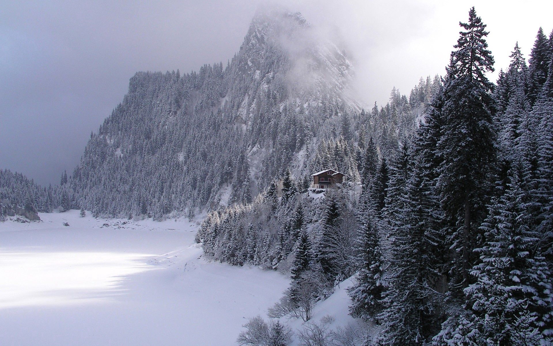 126924 Hintergrundbild herunterladen natur, mountains, schnee, wald, nebel, kleines haus, lodge, dunst, haze, aß, aßen - Bildschirmschoner und Bilder kostenlos