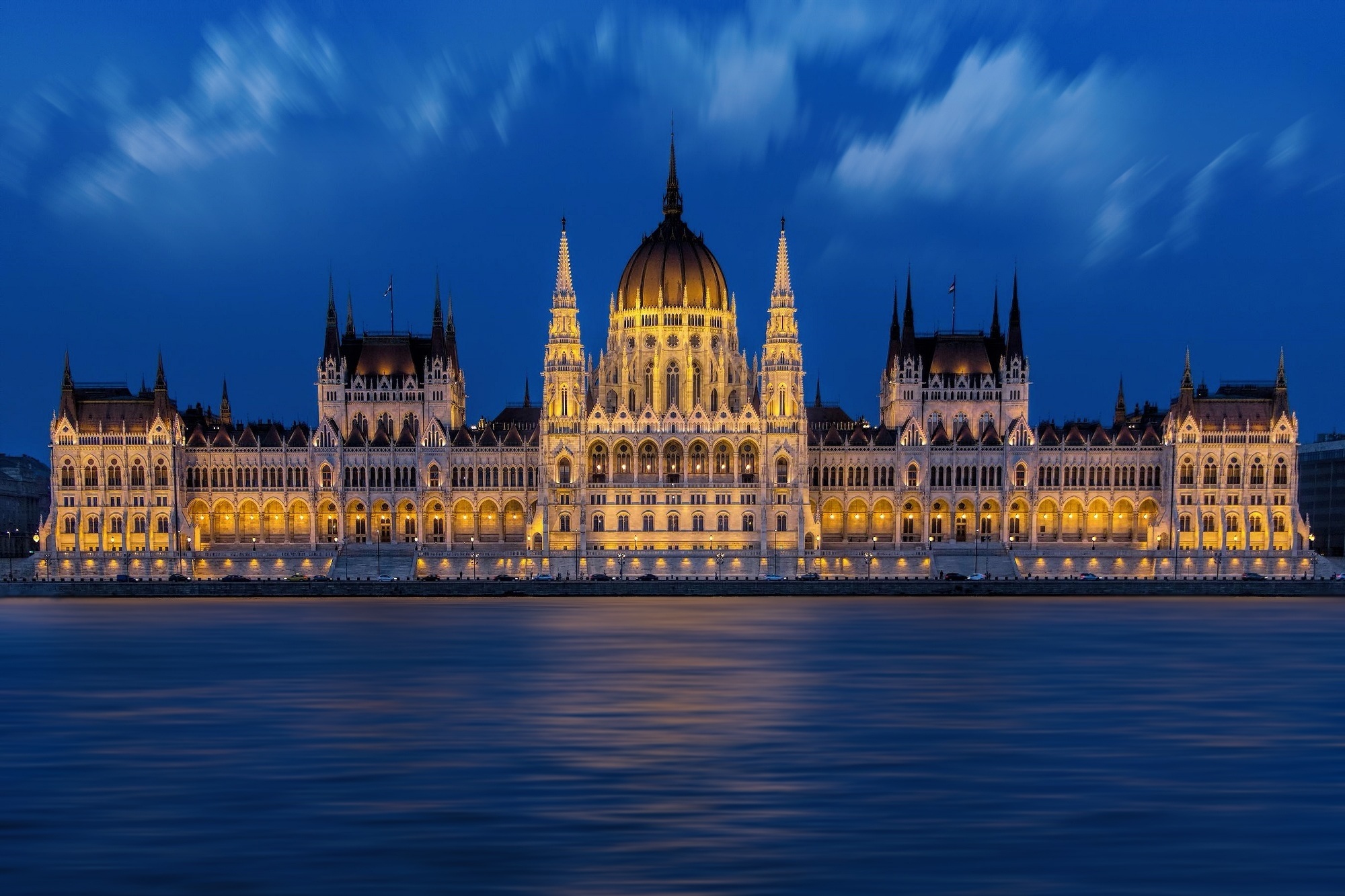 Скачать картинку Ночь, Памятники, Сделано Человеком, Здание Венгерского Парламента в телефон бесплатно.