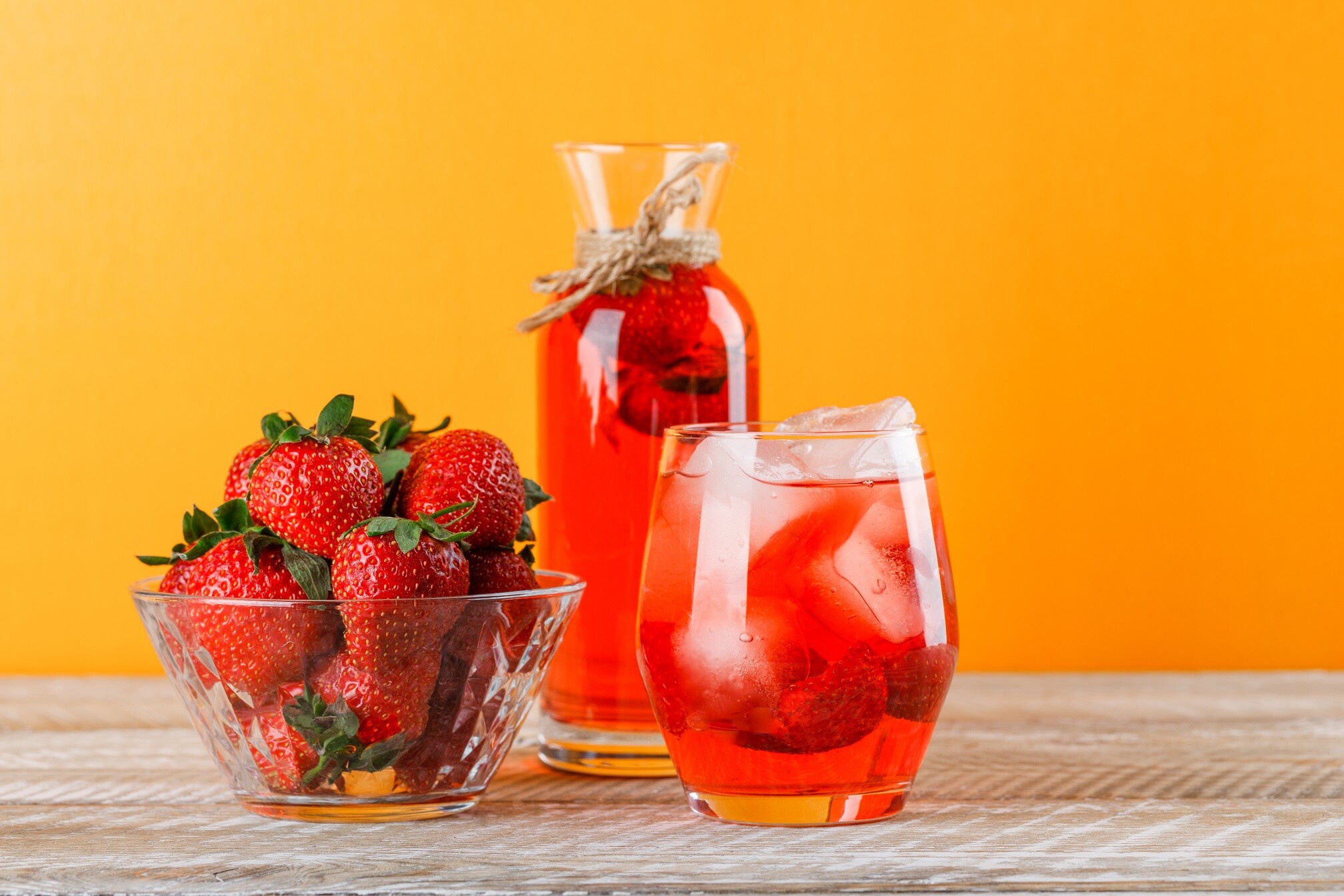 Handy-Wallpaper Erdbeere, Glas, Frucht, Nahrungsmittel, Stillleben, Getränk kostenlos herunterladen.