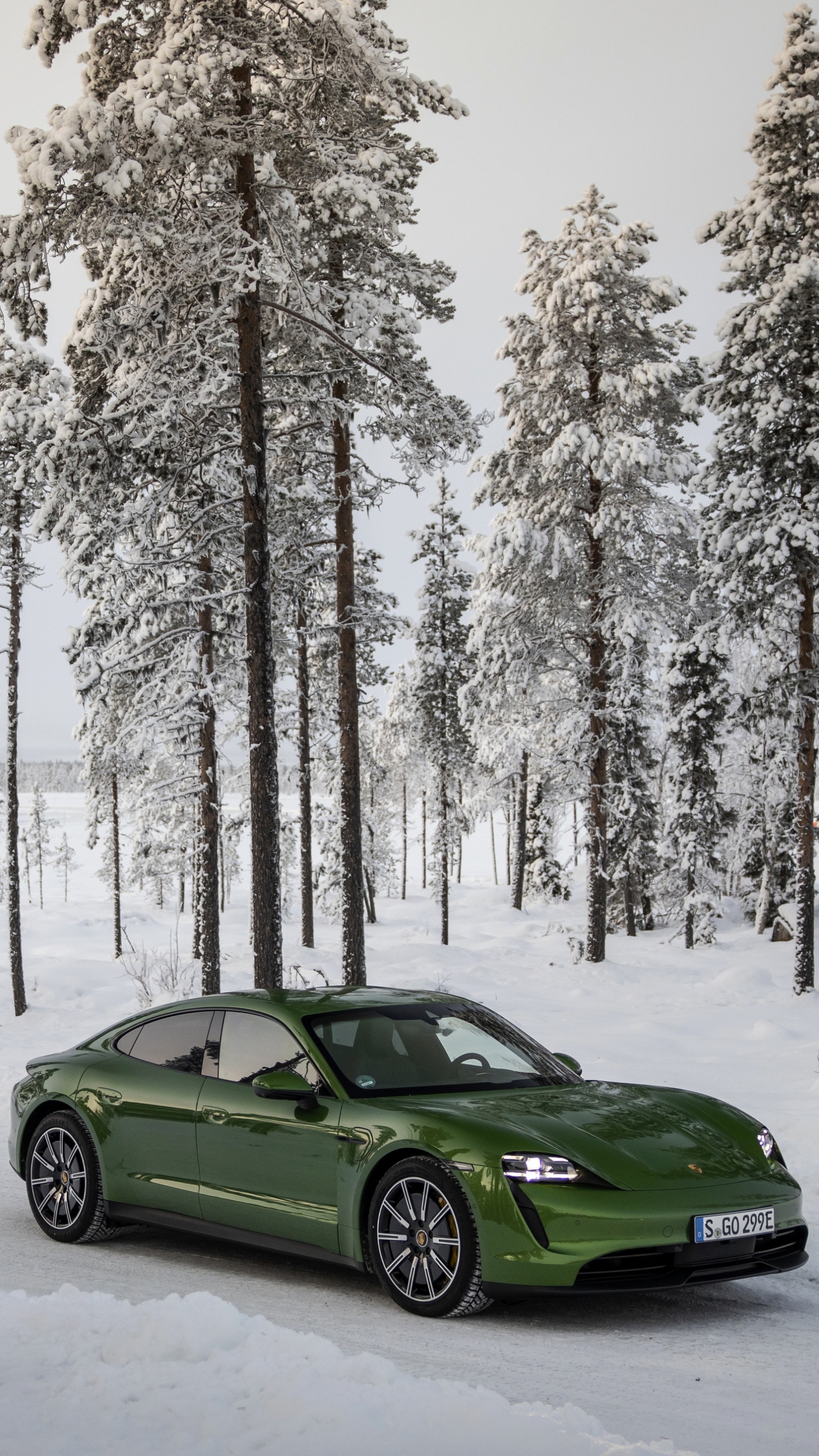 Скачати мобільні шпалери Зима, Порш, Сніг, Автомобіль, Транспортний Засіб, Транспортні Засоби, Зелений Автомобіль, Porsche Taycan 4S безкоштовно.