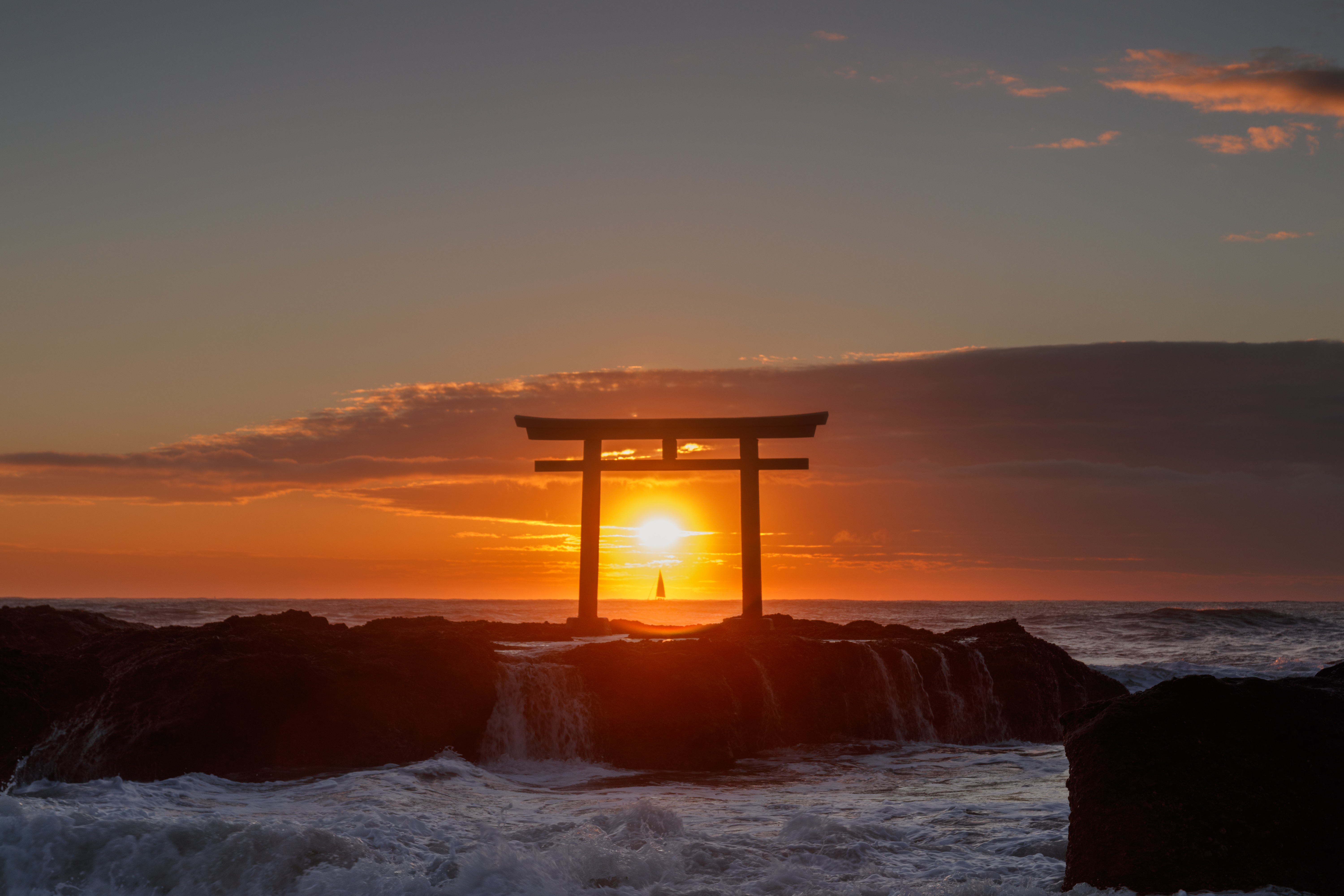 142825 скачать картинку япония, море, тории, арка, природа, закат - обои и заставки бесплатно