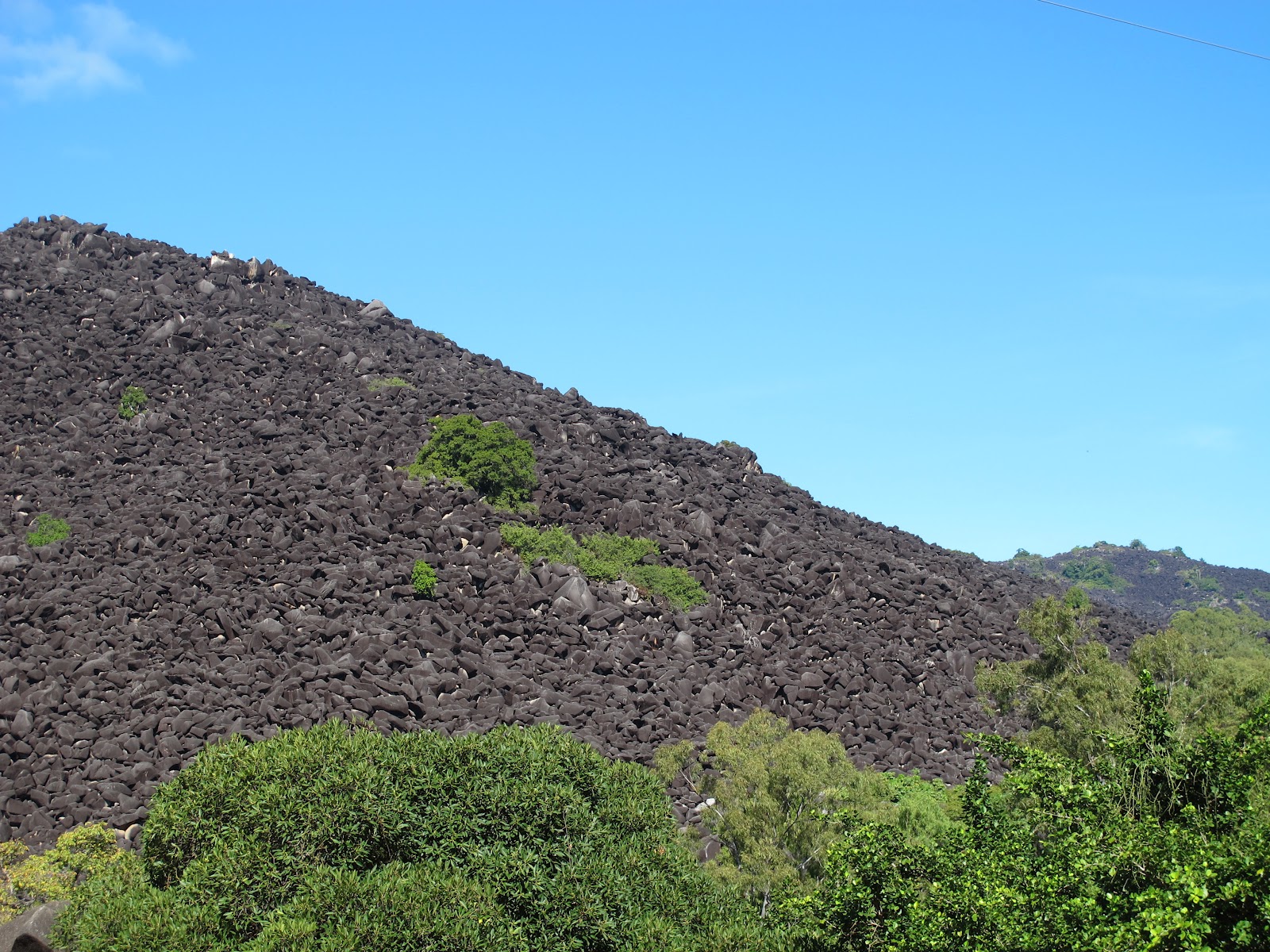 698891 descargar imagen tierra/naturaleza, montaña negra: fondos de pantalla y protectores de pantalla gratis