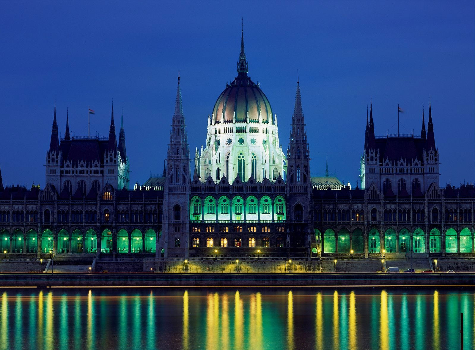 Скачать картинку Сделано Человеком, Здание Венгерского Парламента в телефон бесплатно.