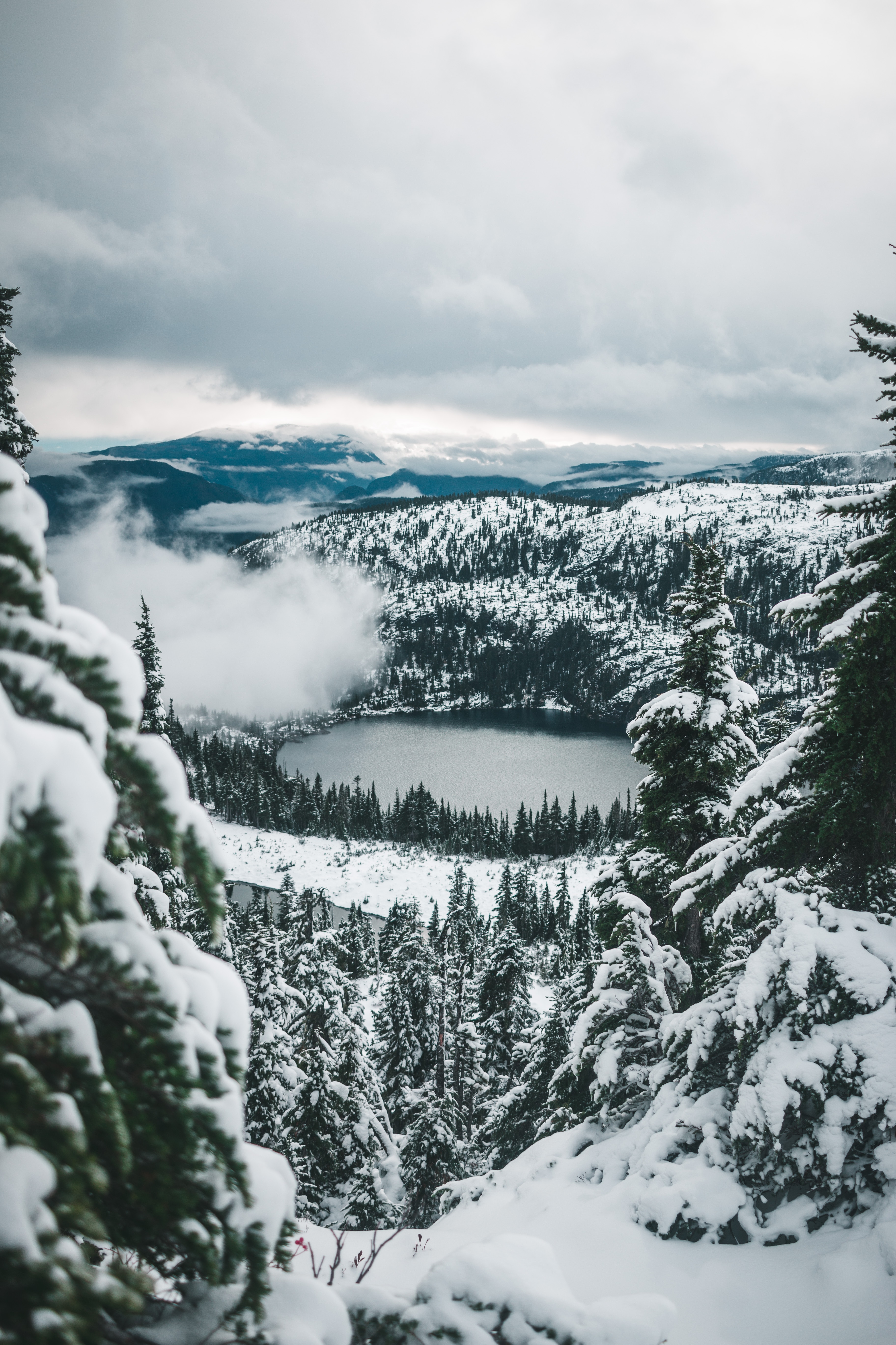 無料モバイル壁紙自然, 雪, 上から見る, 森林, 森, 湖, 山脈, 冬をダウンロードします。
