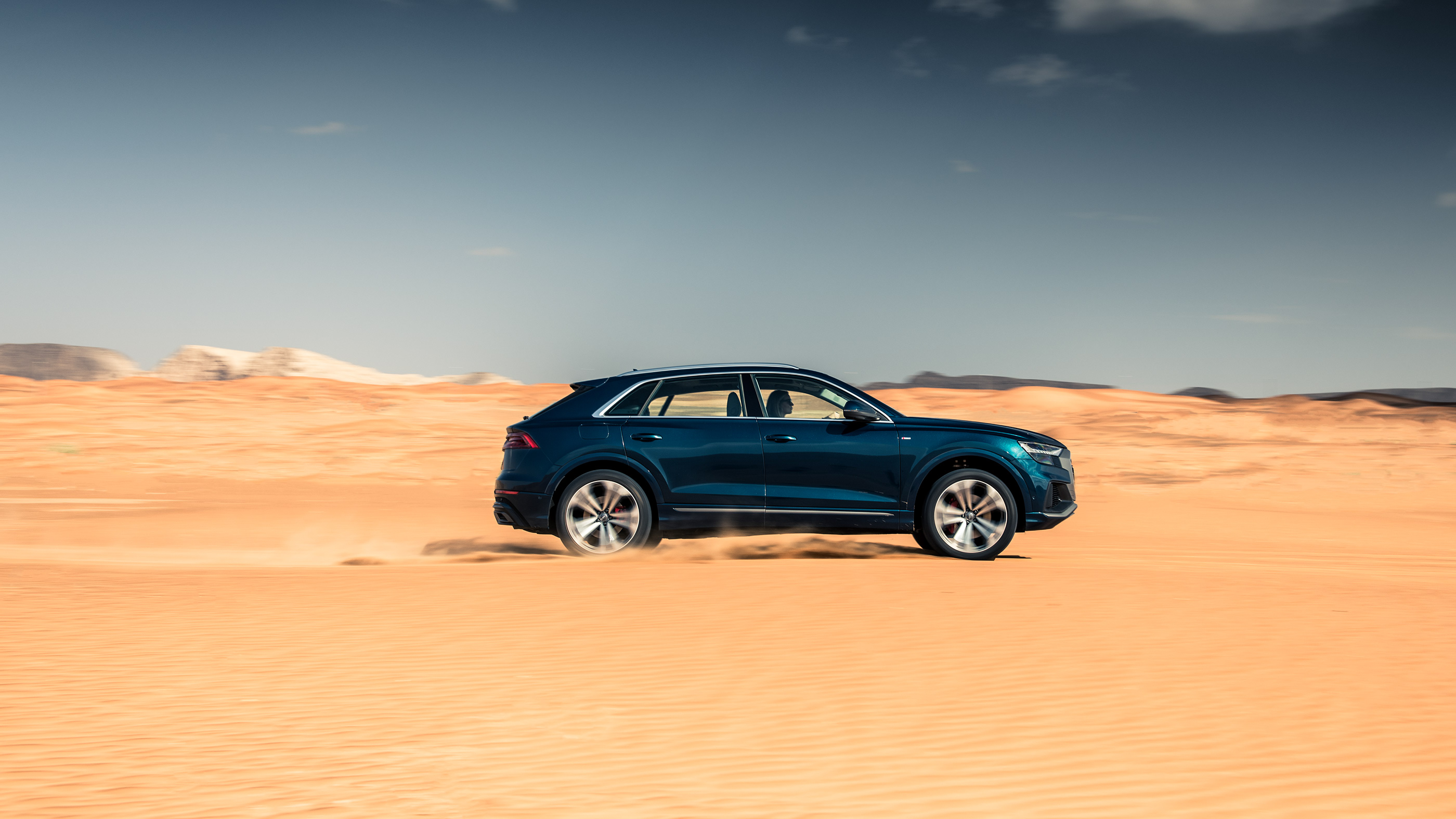 Baixe gratuitamente a imagem Audi, Deserto, Carro, Suv, Audi Q8, Veículos na área de trabalho do seu PC