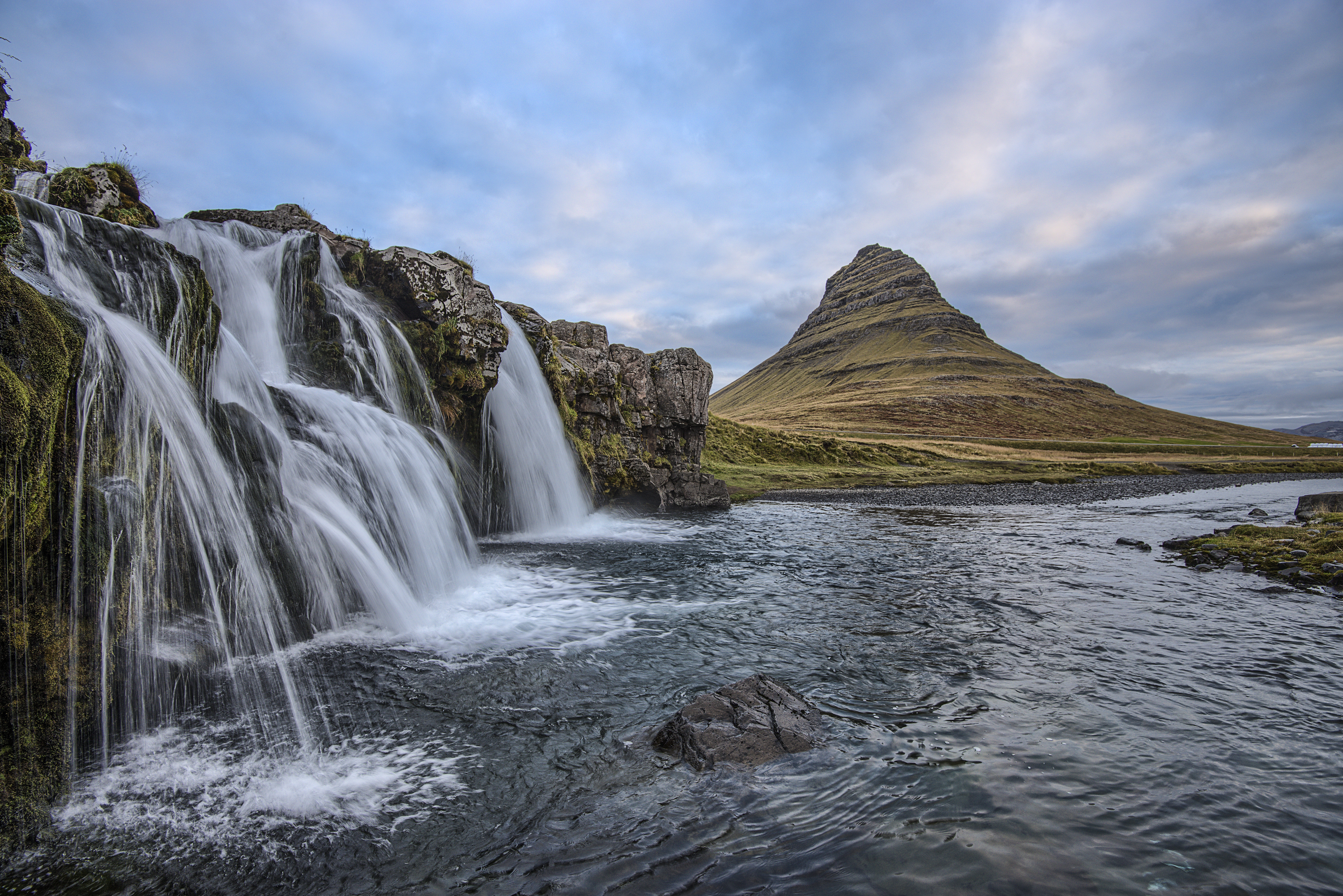 Скачать обои бесплатно Холмы, Исландия, Водопад, Природа картинка на рабочий стол ПК