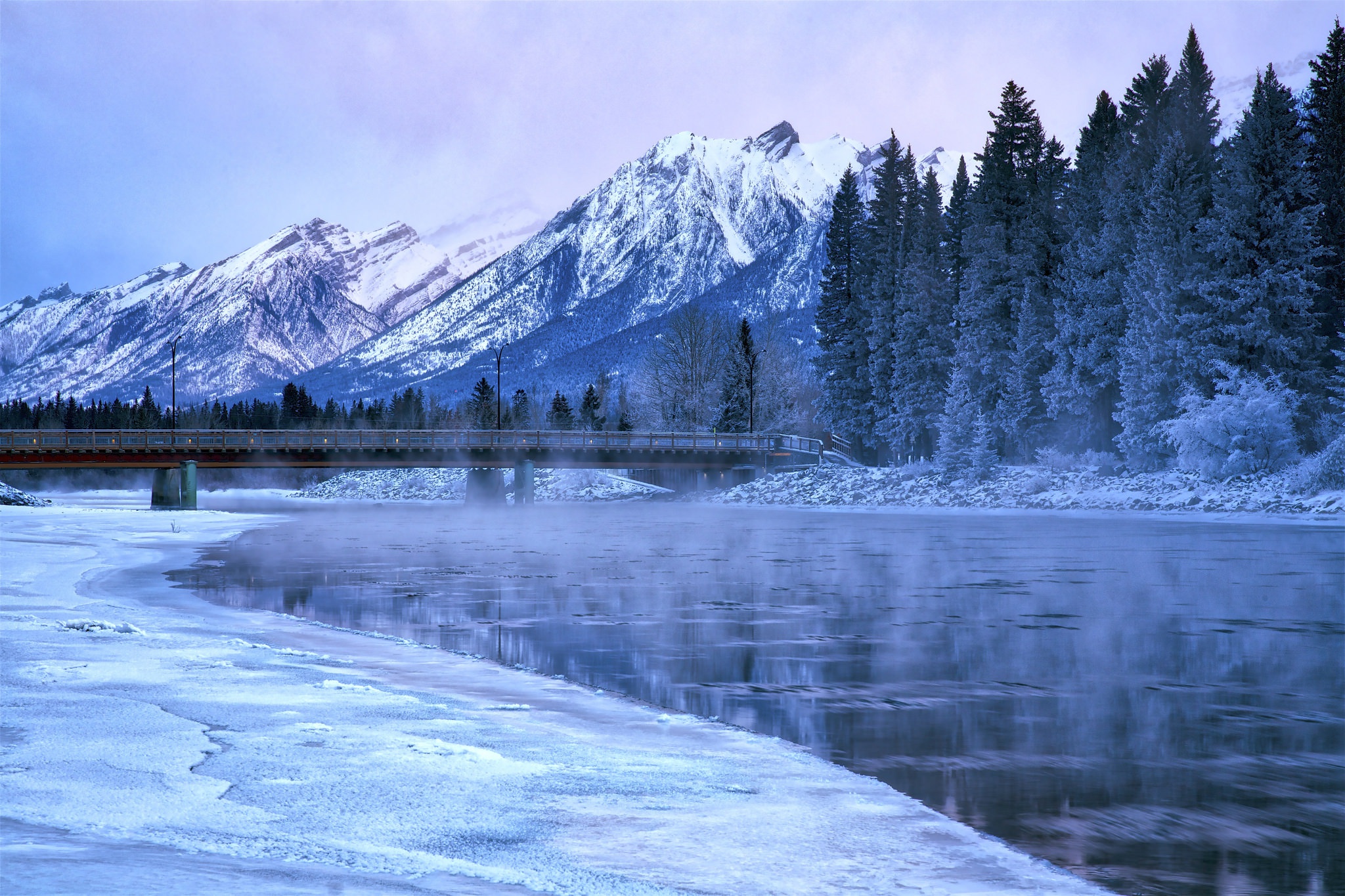 Скачать картинку Зима, Природа, Река, Гора, Мост, Фотографии, Лёд в телефон бесплатно.