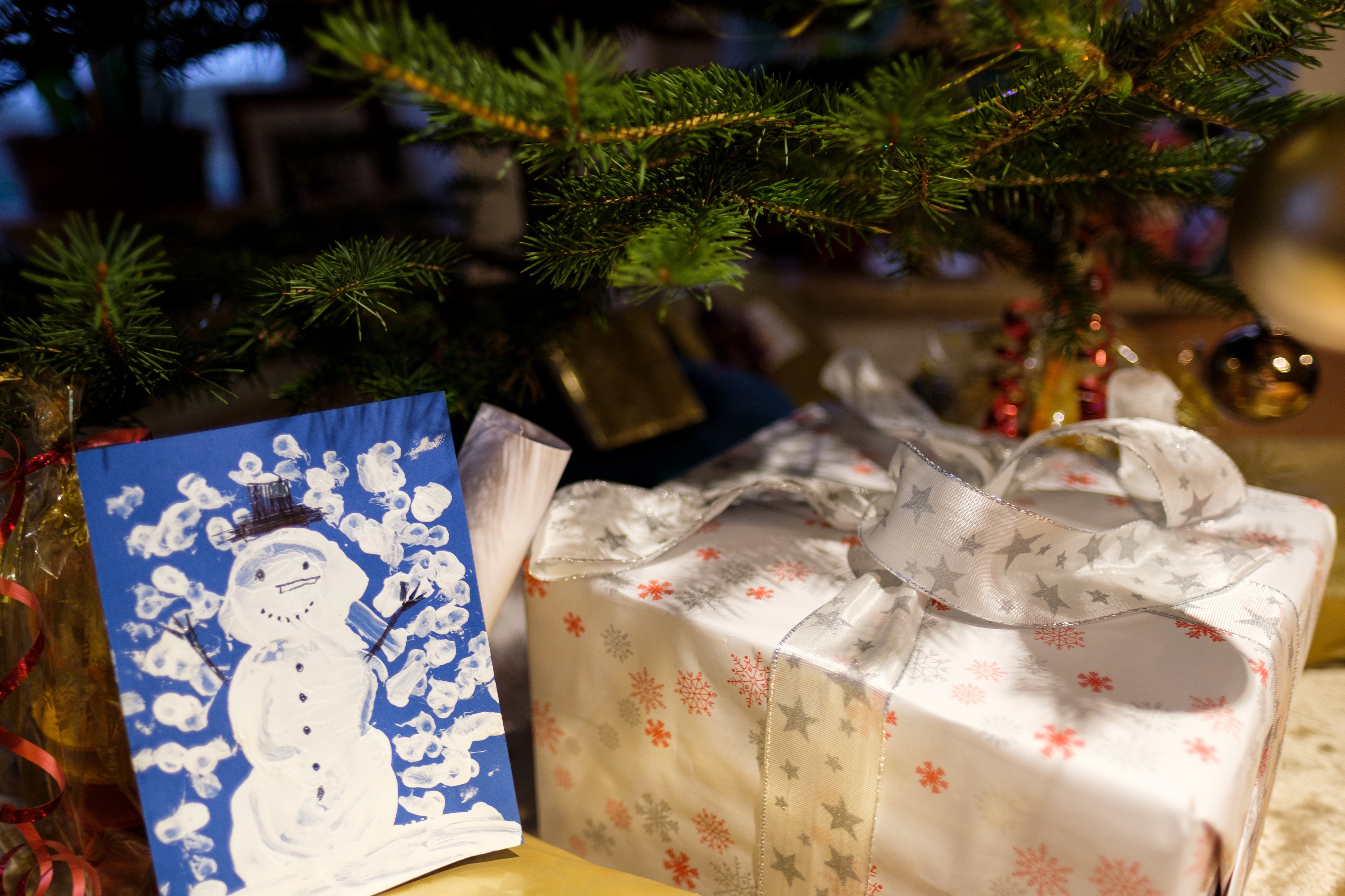 Handy-Wallpaper Feiertage, Weihnachten, Schneemann, Zeichnung, Geschenk, Kasten kostenlos herunterladen.