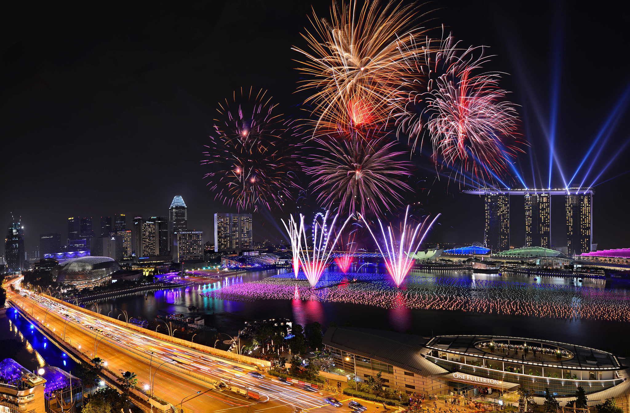 Laden Sie das Gebäude, Licht, Singapur, Feuerwerk, Fotografie, Nacht, Großstadt, Zeitraffer-Bild kostenlos auf Ihren PC-Desktop herunter