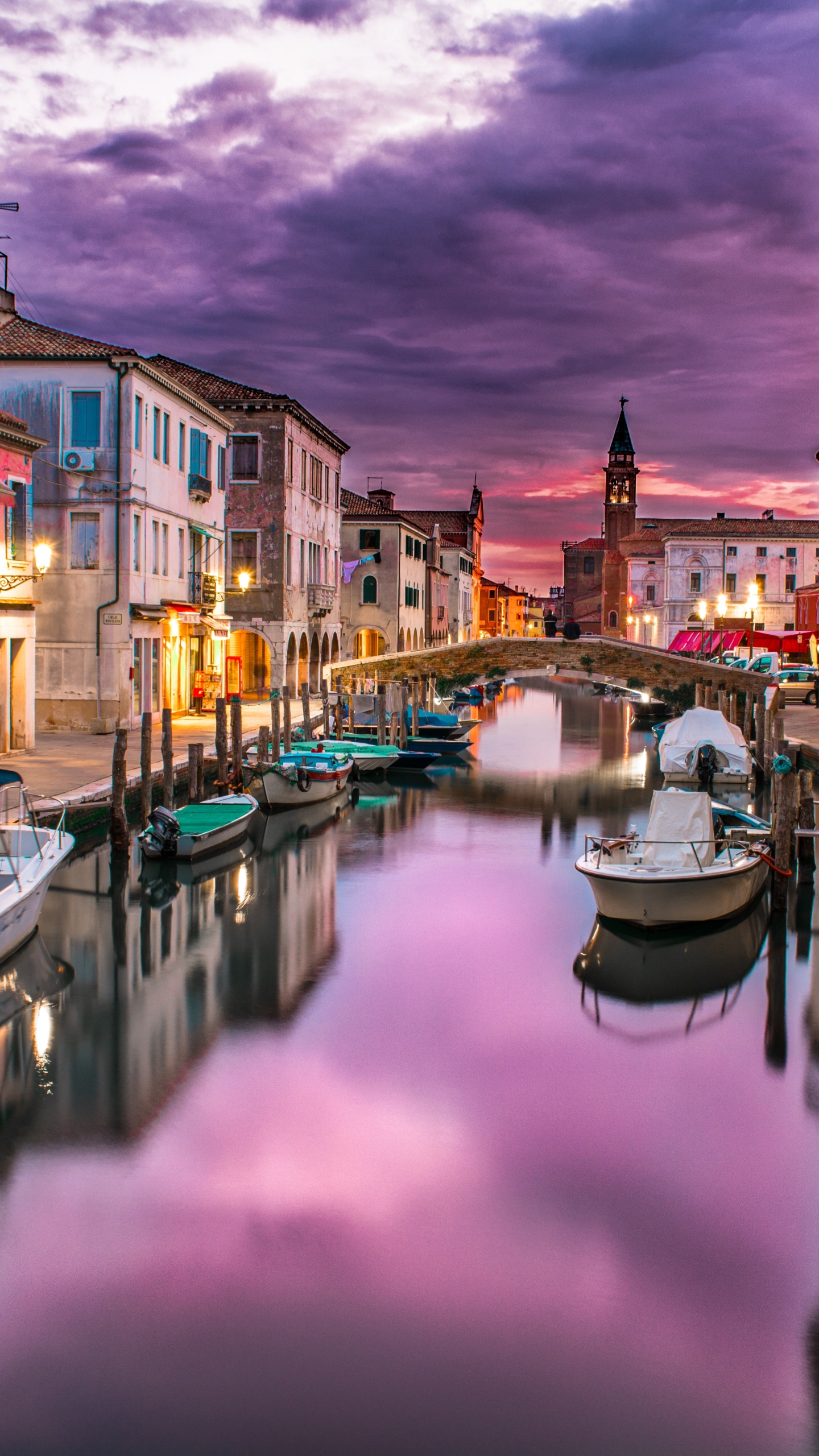 Handy-Wallpaper Städte, Venedig, Haus, Boot, Kanal, Sonnenuntergang, Menschengemacht, Spiegelung, Betrachtung kostenlos herunterladen.