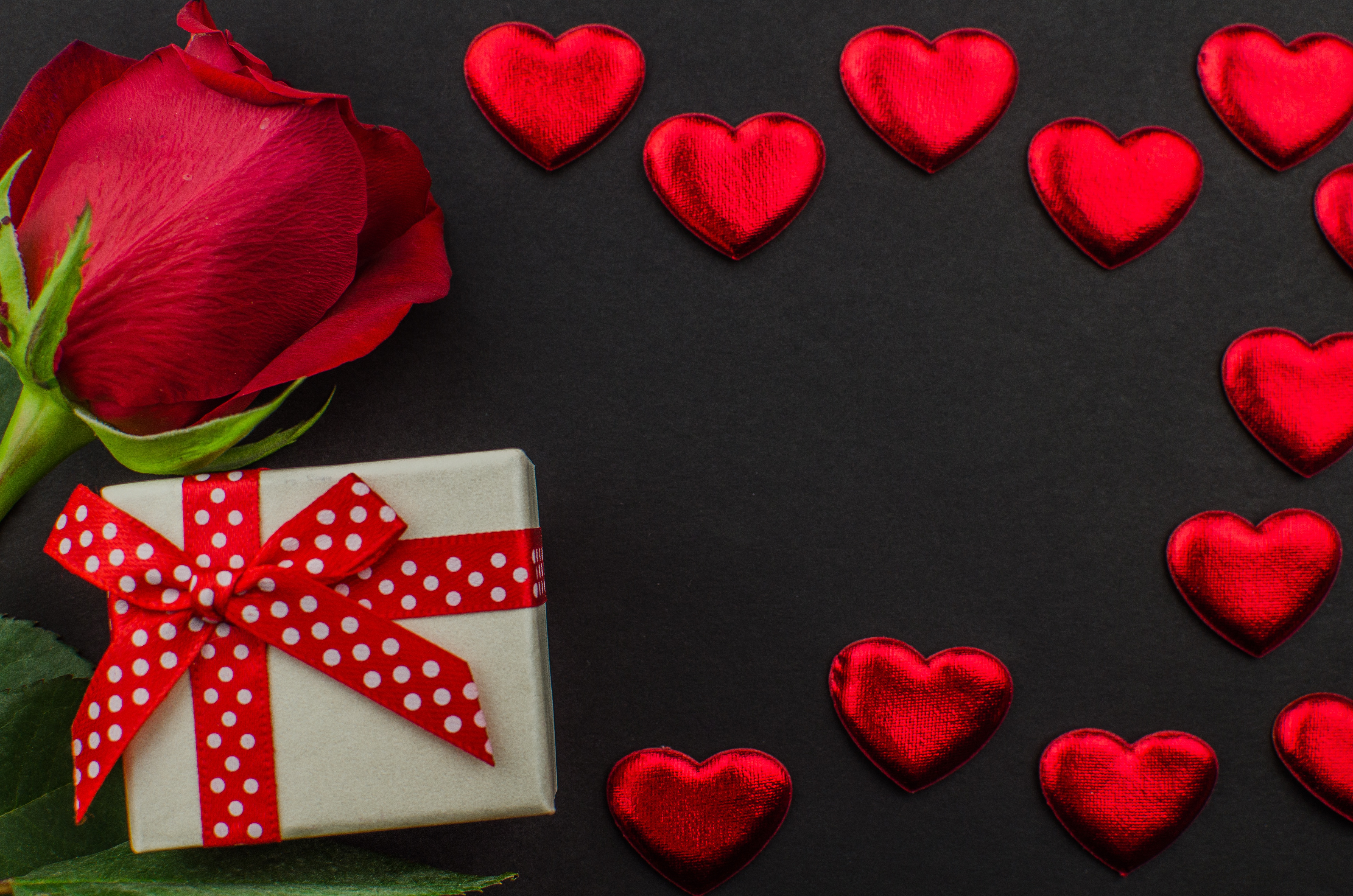 Скачати мобільні шпалери День Святого Валентина, Роза, Свято, Подарунок, У Формі Серця безкоштовно.