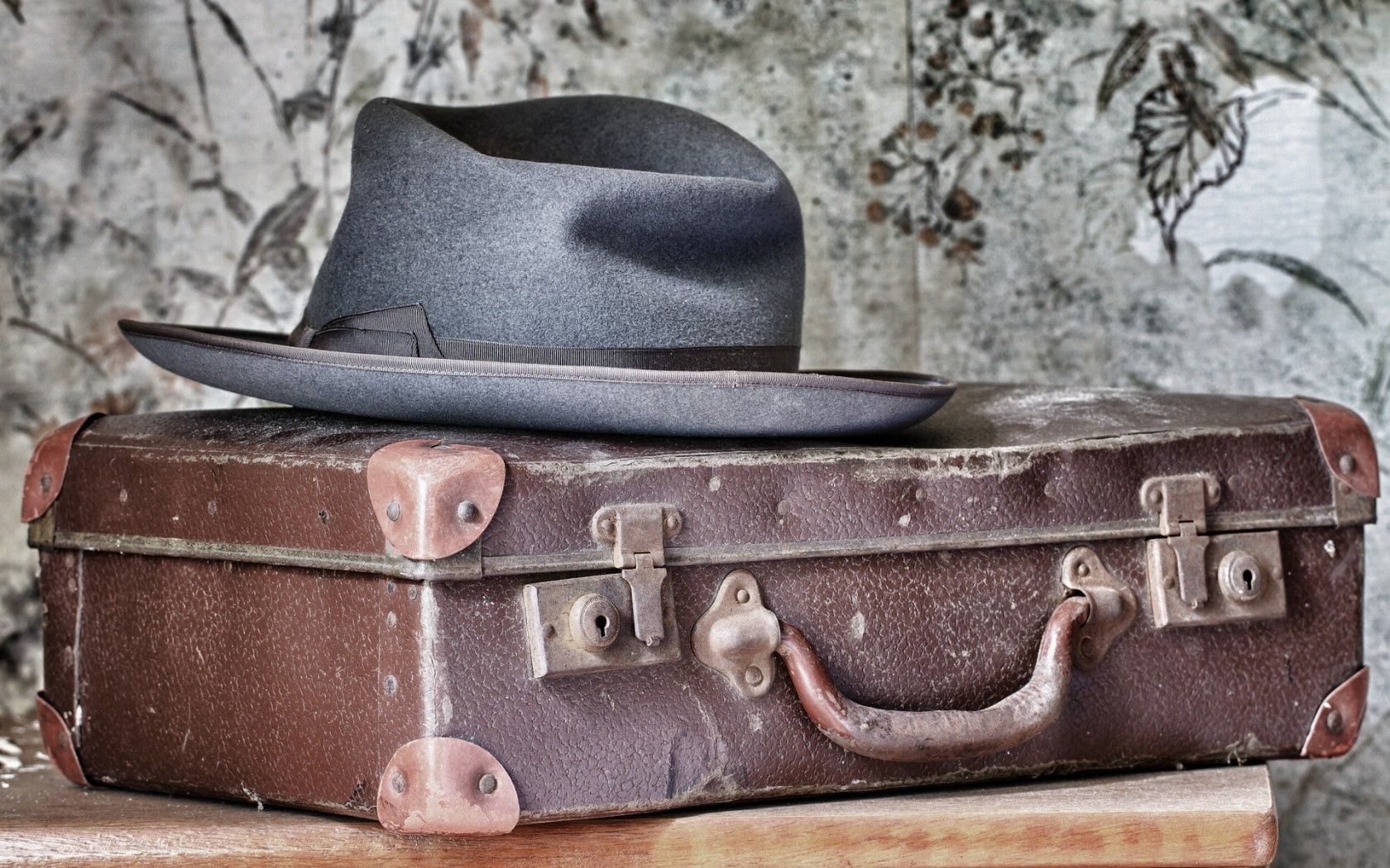 Download mobile wallpaper Suitcase, Miscellanea, Hat, Miscellaneous, Background for free.