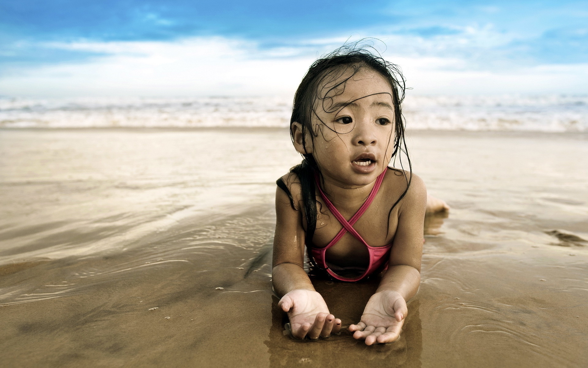 Скачать картинку Пляж, Песок, Океан, Ребенок, Милые, Фотографии в телефон бесплатно.
