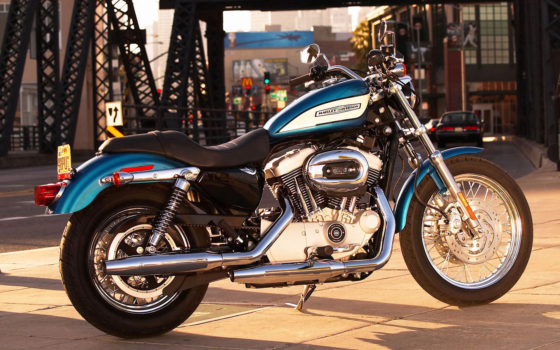 Скачать картинку Город, Дорога, Harley Davidson, Мотоцикл, Мотоциклы в телефон бесплатно.