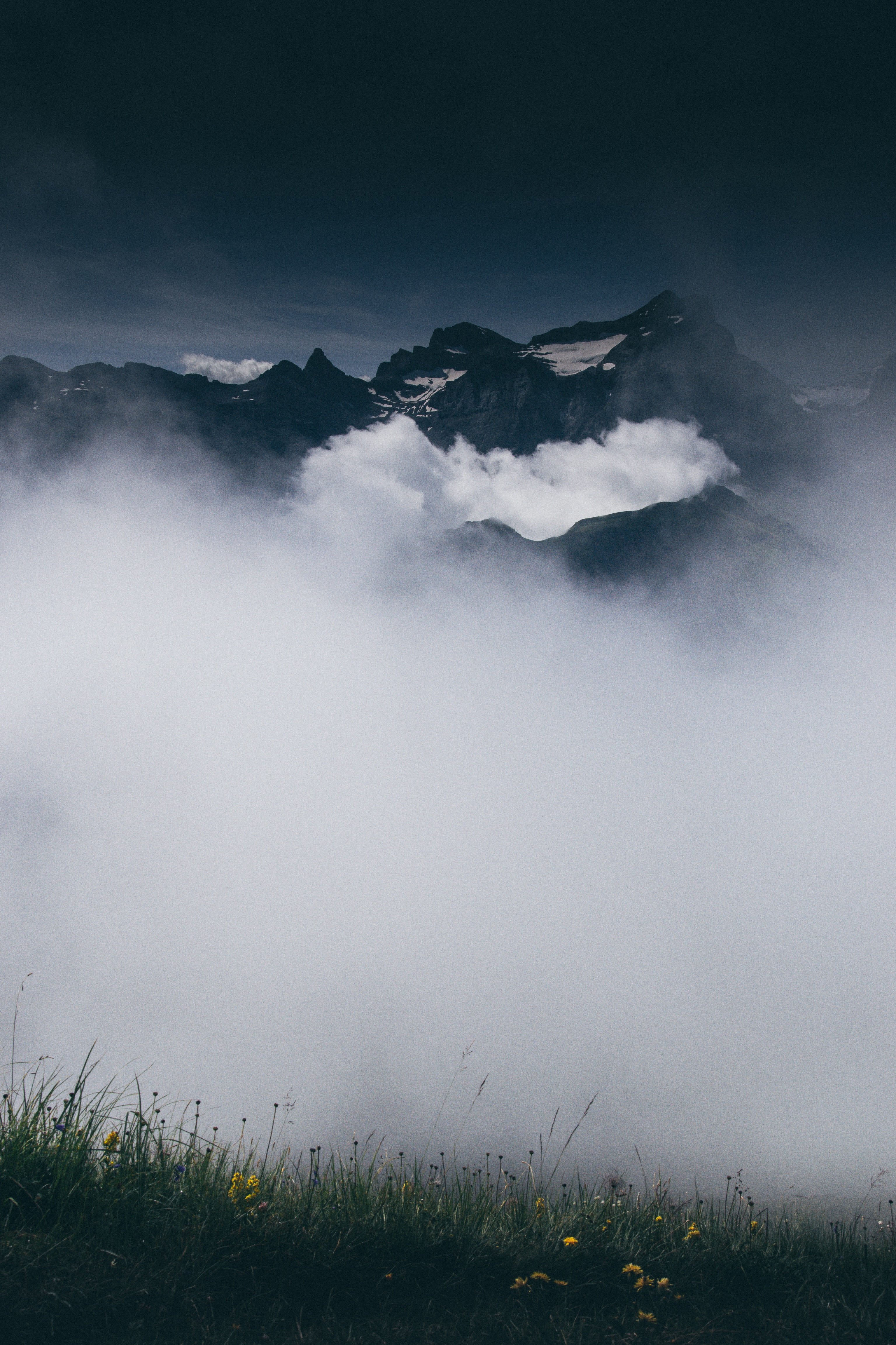 Handy-Wallpaper Mountains, Clouds, Höhe, Scheitelpunkt, Natur, Nebel, Oberteile kostenlos herunterladen.