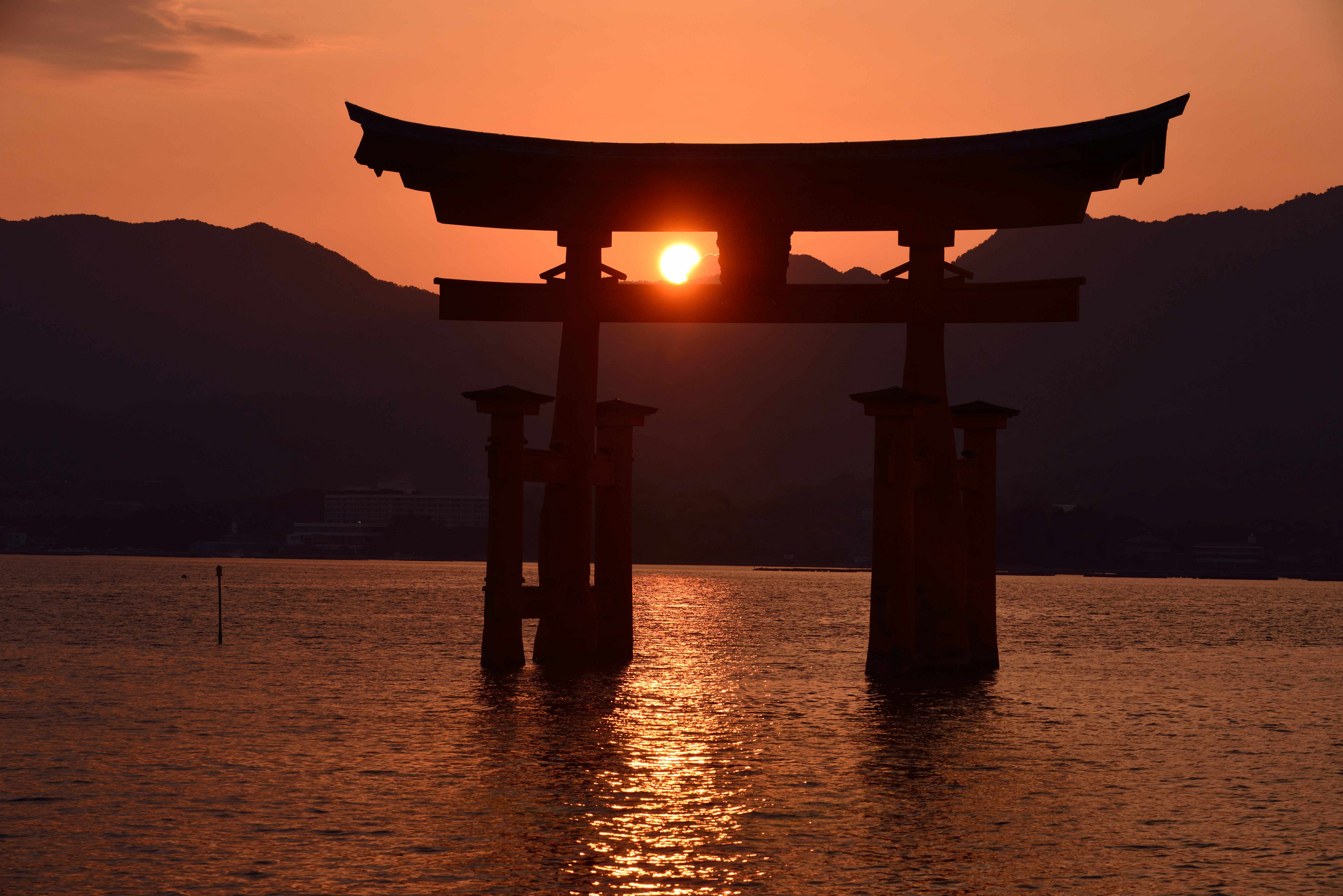 672226 descargar fondo de pantalla religioso, puerta de itsukushima, hatsukaichi, hiroshima, itsukushima, japón, montaña, atardecer, torii: protectores de pantalla e imágenes gratis