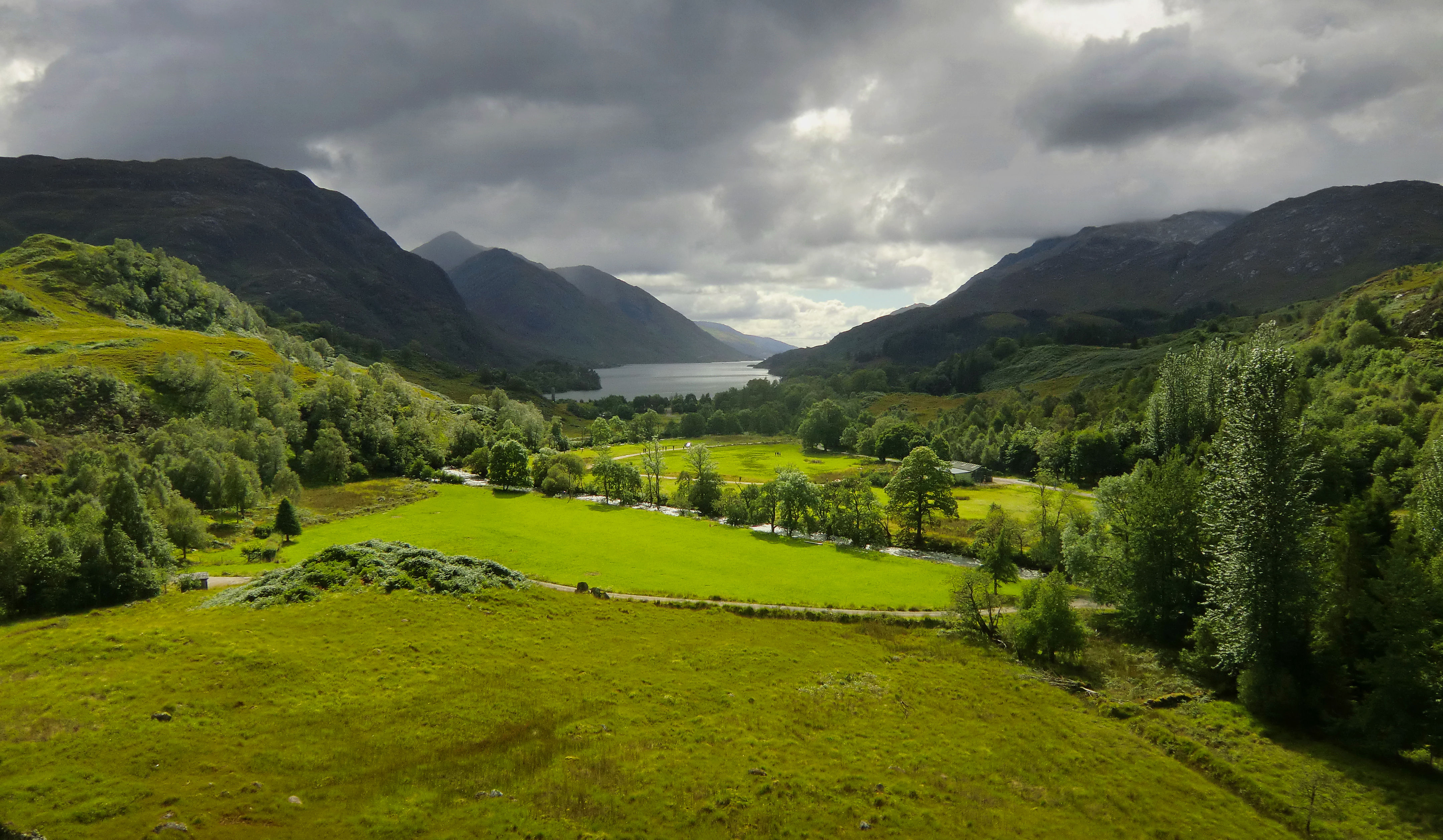 668578 скачать картинку шотландия, пейзаж, земля/природа, озеро, гора - обои и заставки бесплатно