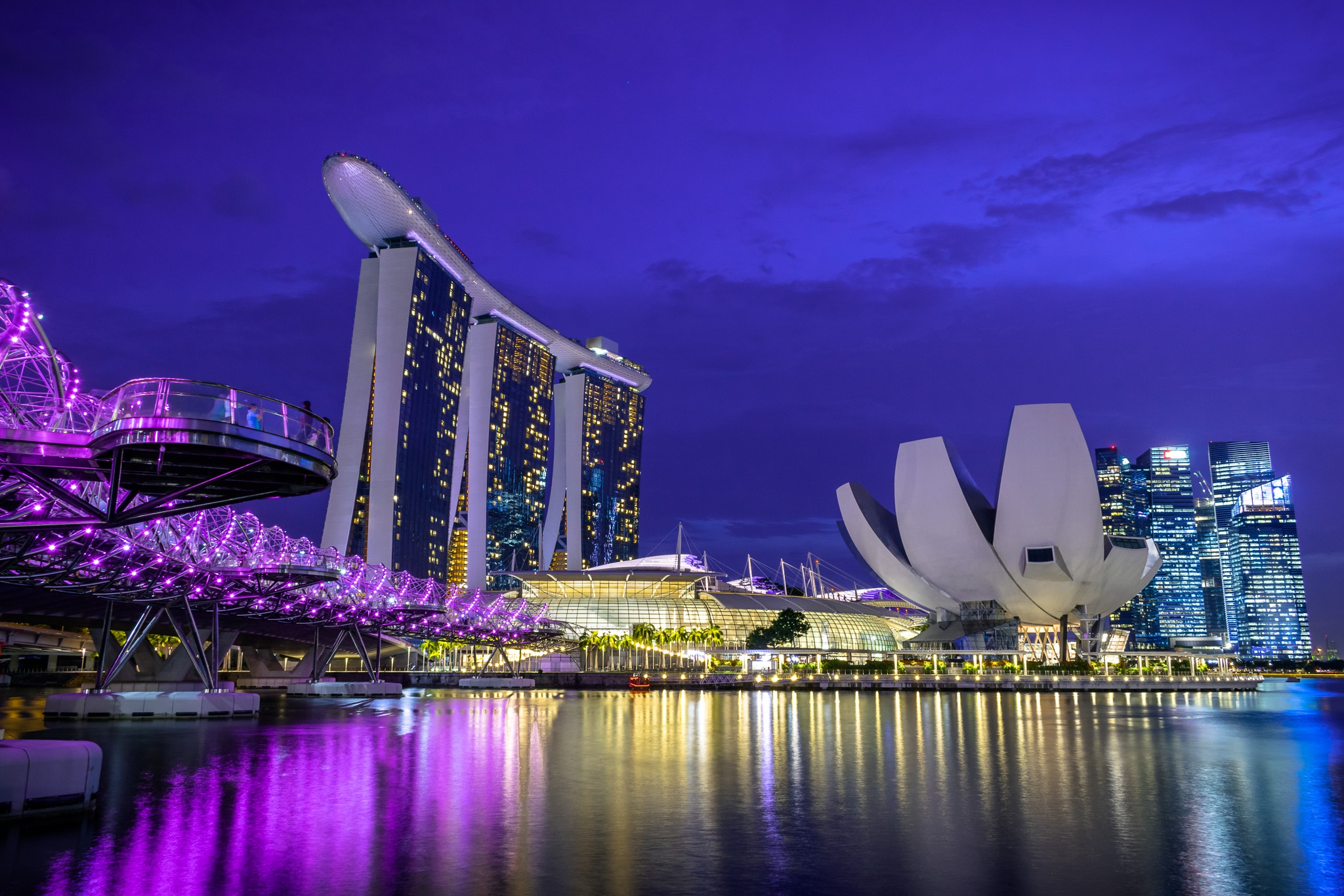 Handy-Wallpaper Gebäude, Singapur, Nacht, Menschengemacht, Marina Bay Sands, Helix Brücke kostenlos herunterladen.