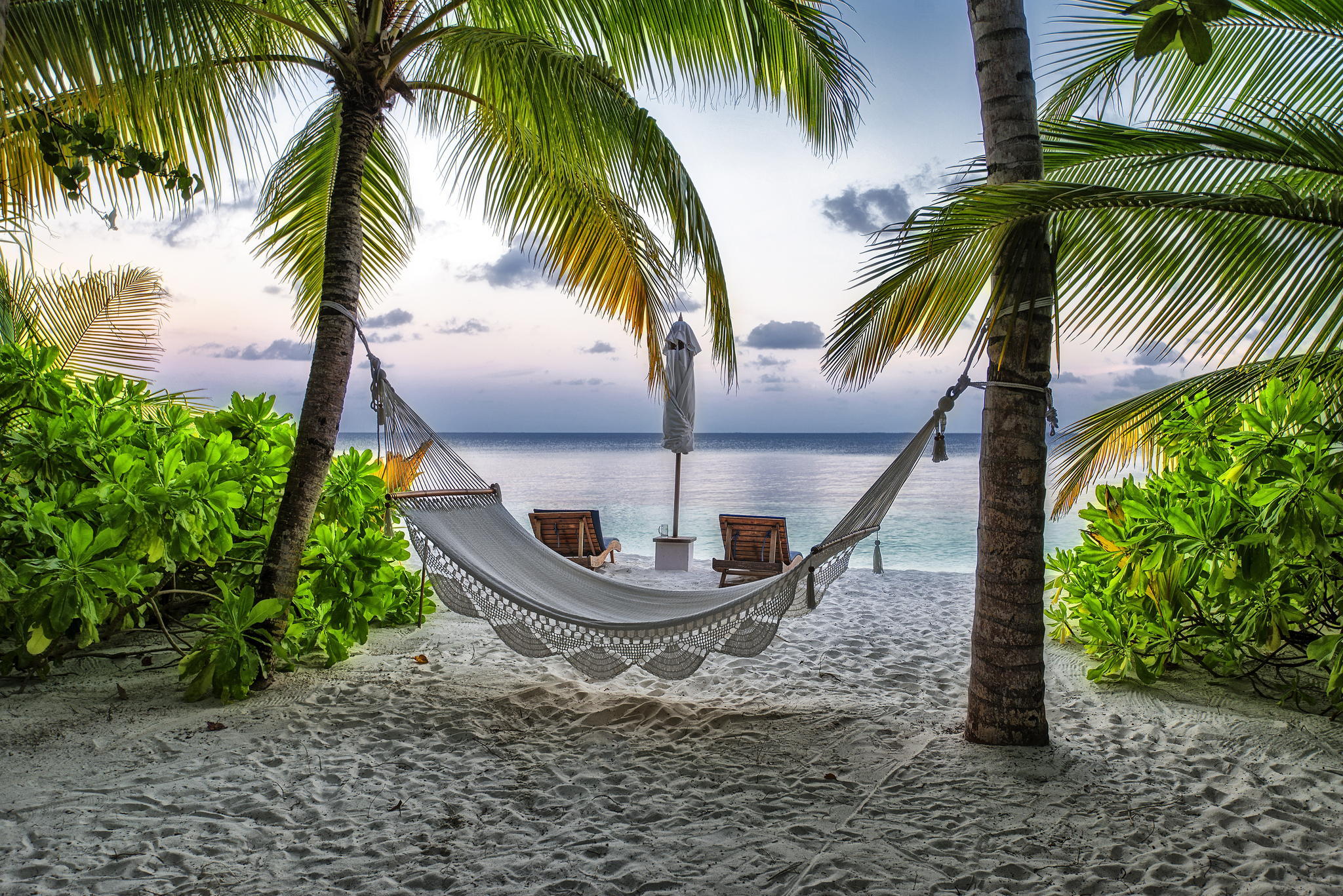 669716 descargar imagen hecho por el hombre, hamaca, playa, día festivo, maldivas, tropico: fondos de pantalla y protectores de pantalla gratis
