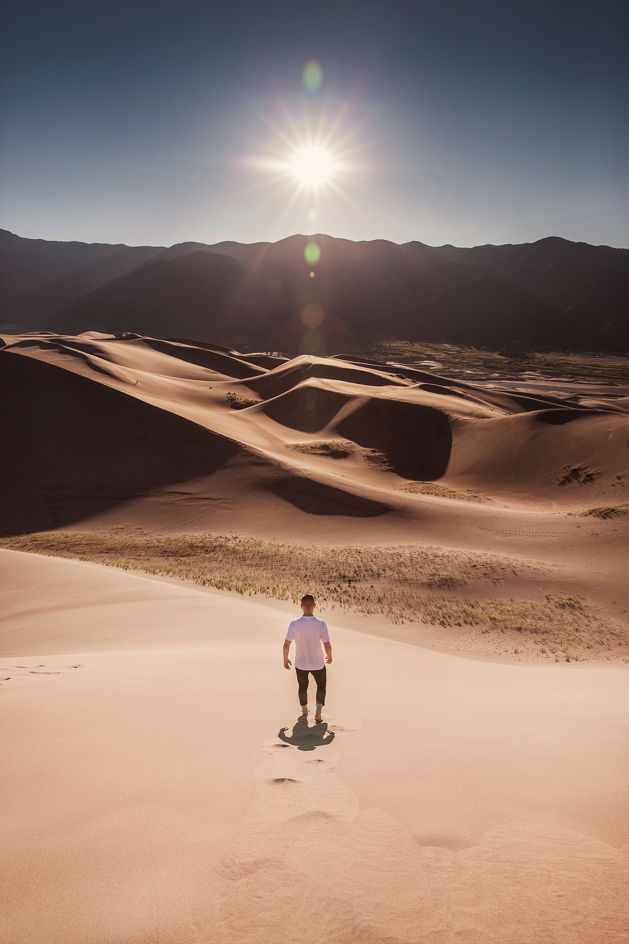 Free download wallpaper Sun, Desert, Person, Links, Nature, Human, Dunes, Sand on your PC desktop