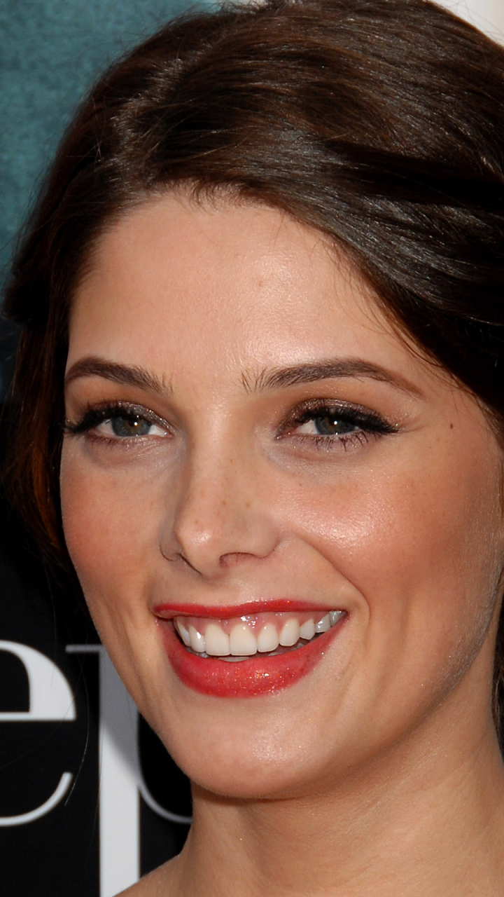 Download mobile wallpaper Close Up, Smile, Face, Celebrity, Ashley Greene for free.