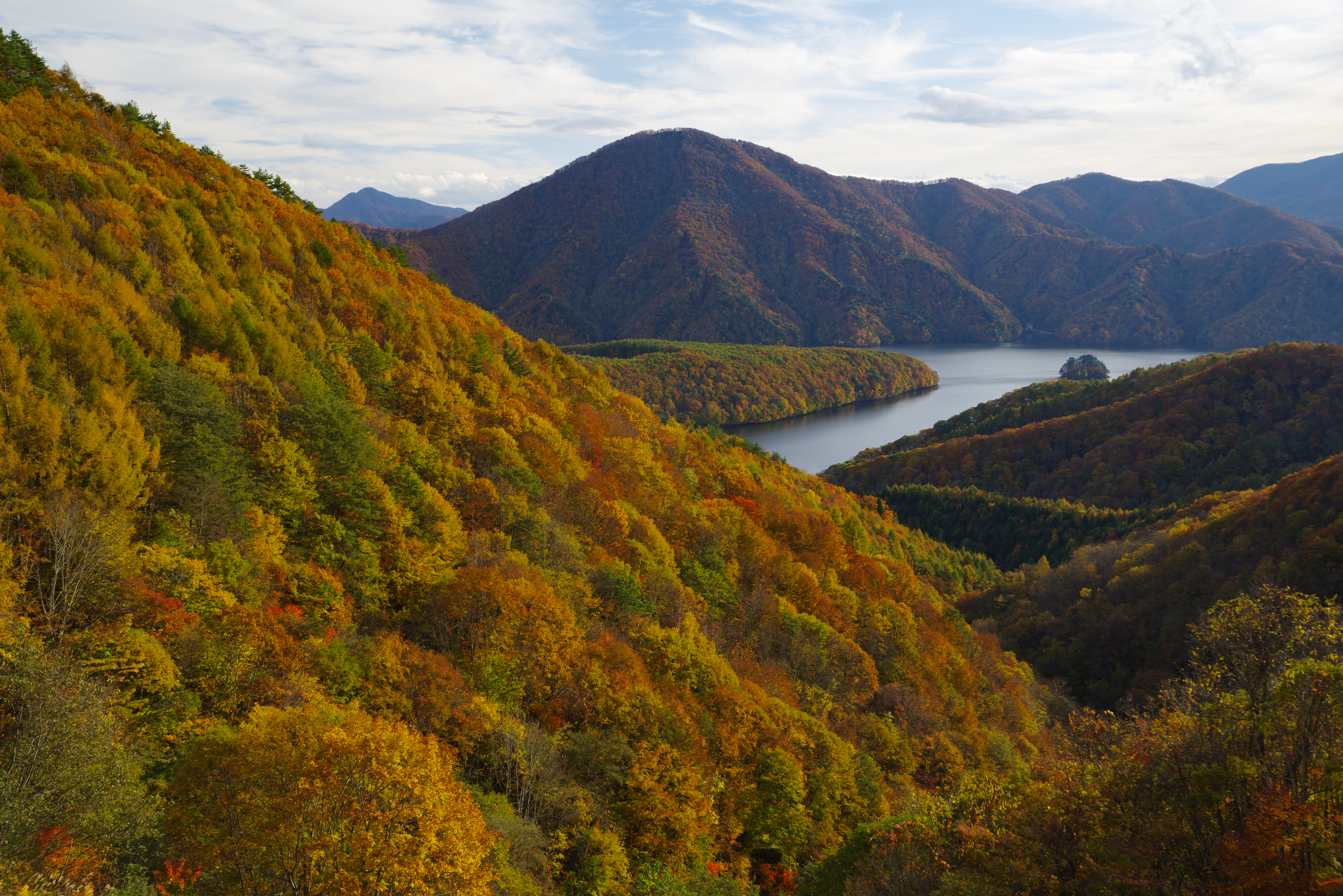 Handy-Wallpaper Flüsse, Bäume, Mountains, Wald, Natur, Landschaft, Herbst kostenlos herunterladen.