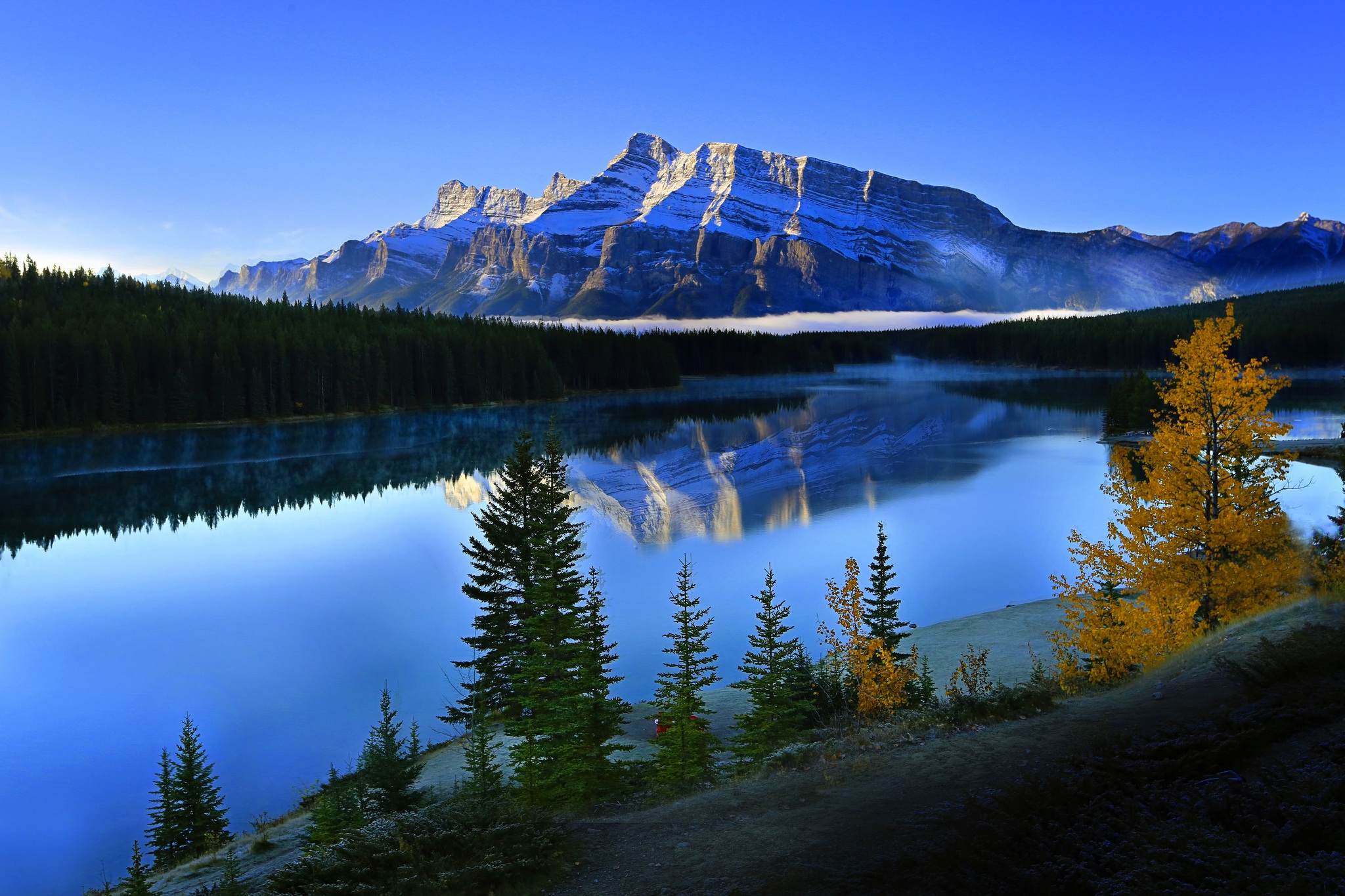 PCデスクトップに自然, 湖, 山, 反射, 森, 崖, 地球画像を無料でダウンロード