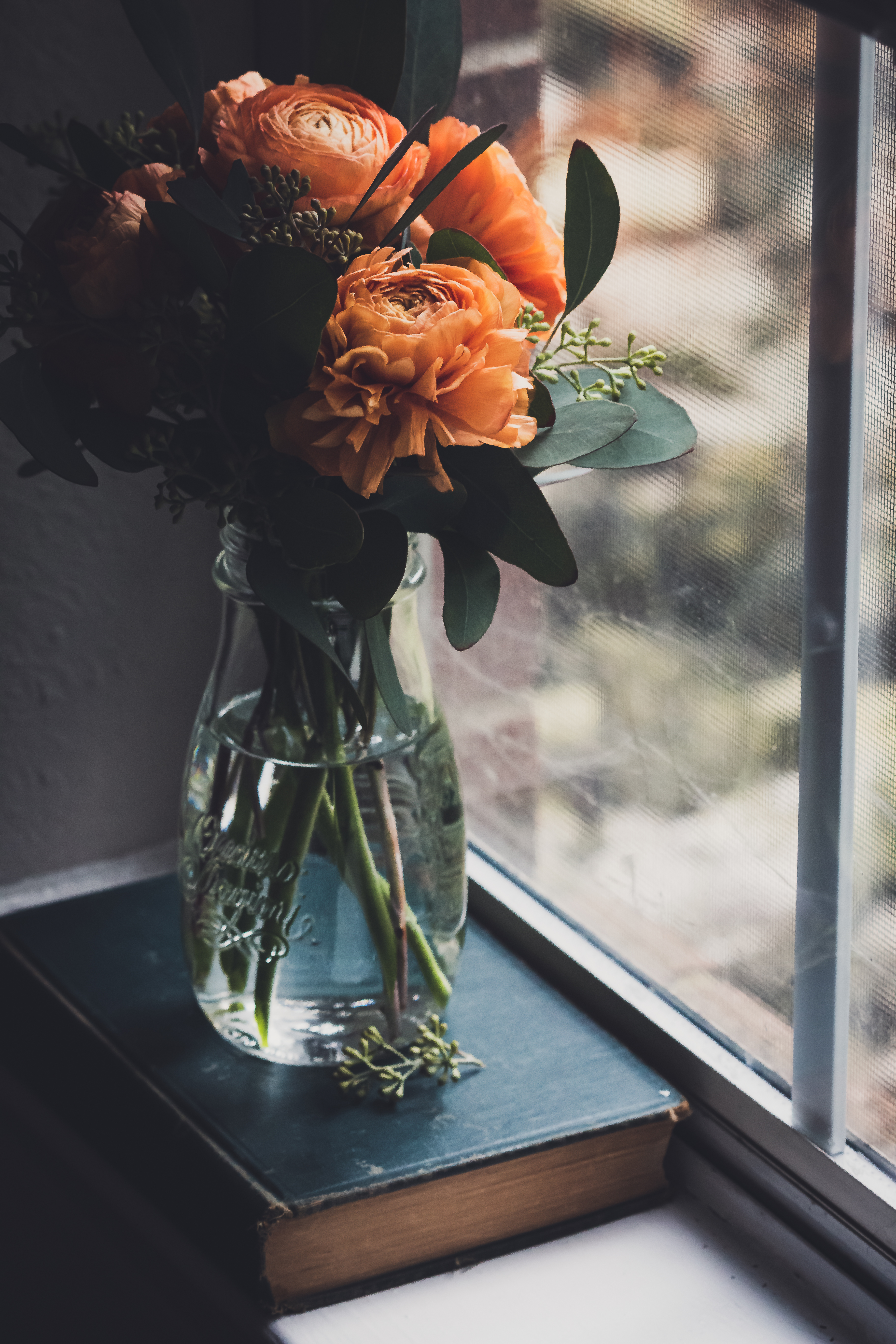 Téléchargez gratuitement l'image Fleurs, La Fenêtre, Bouquet, Fenêtre, Vase, Livre sur le bureau de votre PC